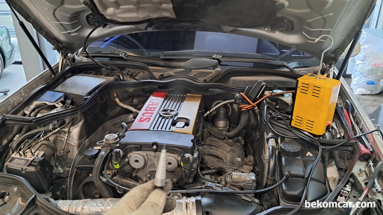 고 RPM시 희박상태가 정상으로, 내연기관 차량공통 적용, 벤츠 E200K W211 은 희박 (P0171). 농후(P0172) 고장코드로 많이 알려져 있다. 도둑공기 가 있는경우 진공호스등 기본점검도 하지만 우선 스모크테스트 을 통하여 체계적으로 도둑공기 유입처를 알아내는것이 시간을 절약하는 길이다.|بيكومكار (bekomcar)