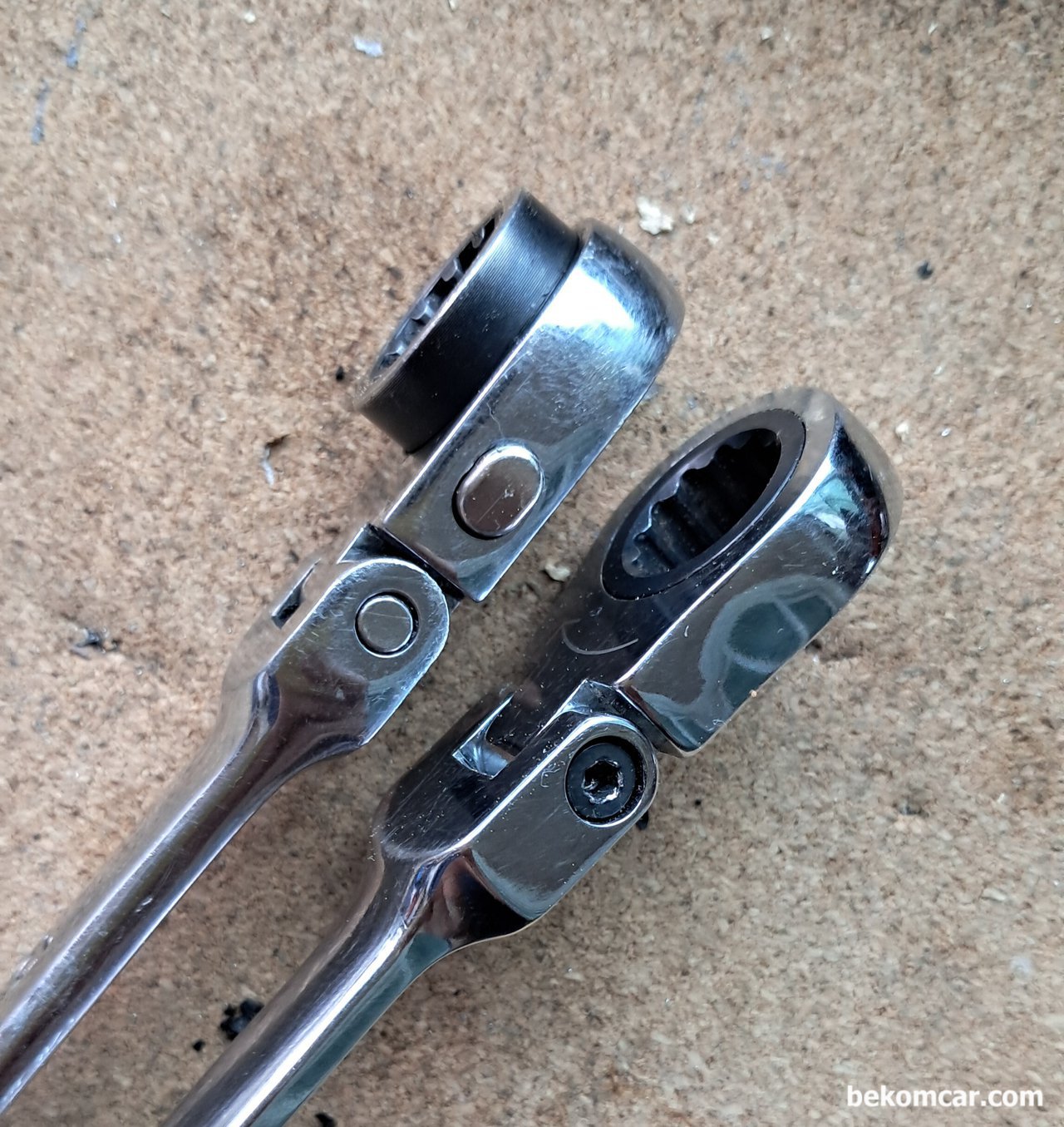 혼다 시빅 8세대 2.0, 소음진단 아이들러풀리 원인, 정비사의 필수품인 Flexible Spline Ratchet Wrench 중 12mm x 14mm 이다. 베콤카의 모든 엔진룸 작업에 사용하는 필수 수공구이다. 덕분에 다치지 않고 쉽게 작업한다. 일반적인 라쳇과 비교하면 차이를 알수있다.|بيكومكار (bekomcar)