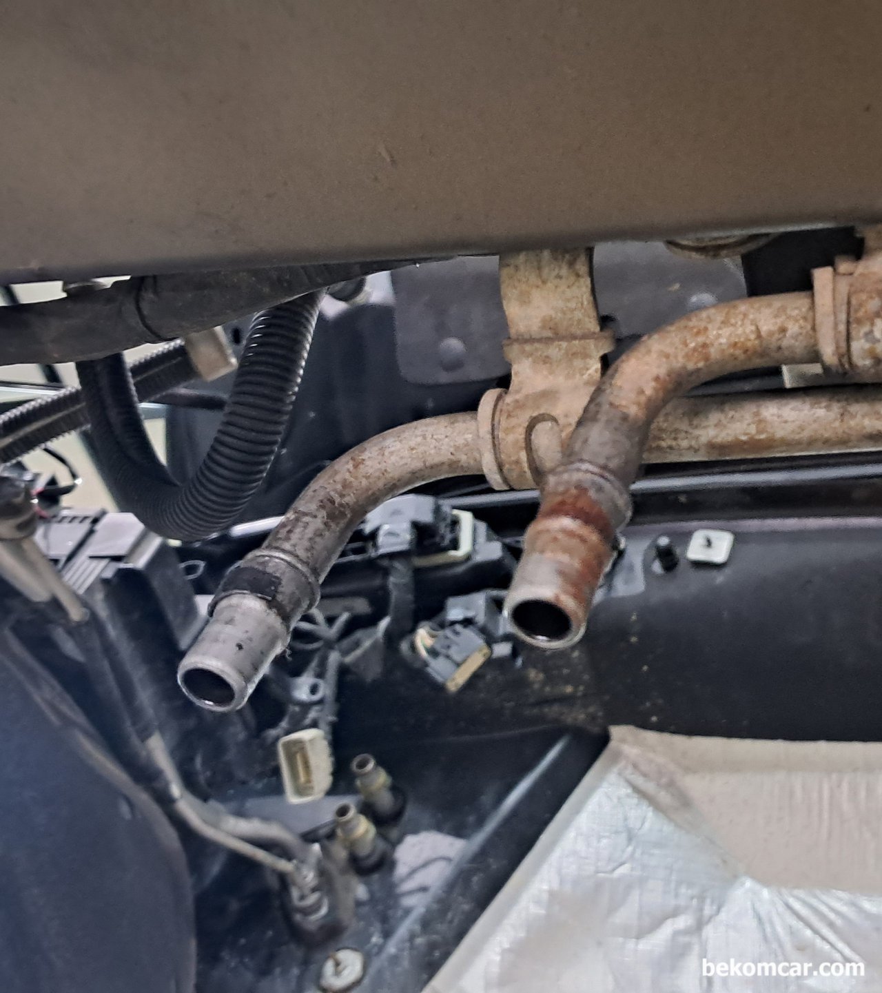 포드 F150 6R80 미션쿨러라인 코넥터 부러짐 주의, 포드 Ford F150 6R80 픽업트럭의 미션쿨러라인 코넥터 탈거시 주의점은 부스러지기 쉽다는 것이다. 사진은 쿨러라인 코넥터 윗 부분이다.|ベコムカー (bekomcar)