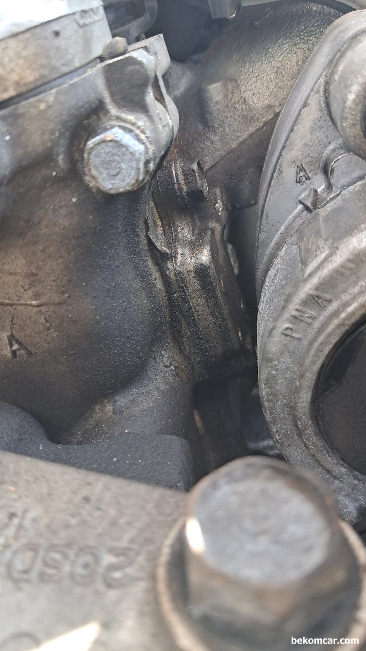 아큐라 TSX 2.4 K24A2 베콤카 건강검진 주요결과, VTC 스트레이너 가스켓 경화로 인한 누유, 헤드커버가스켓 과 파워펌프쪽 누유가 발견된다. 세척후 모니터링이 필요하다. 아직 VTC엑추에이터 부분에서는 누유흔적이 없다. 베콤카 건강검진 차량은 캐나다 직수인 수동기어의 2005년 아큐라 TSX 2.4이다.|بيكومكار (bekomcar)