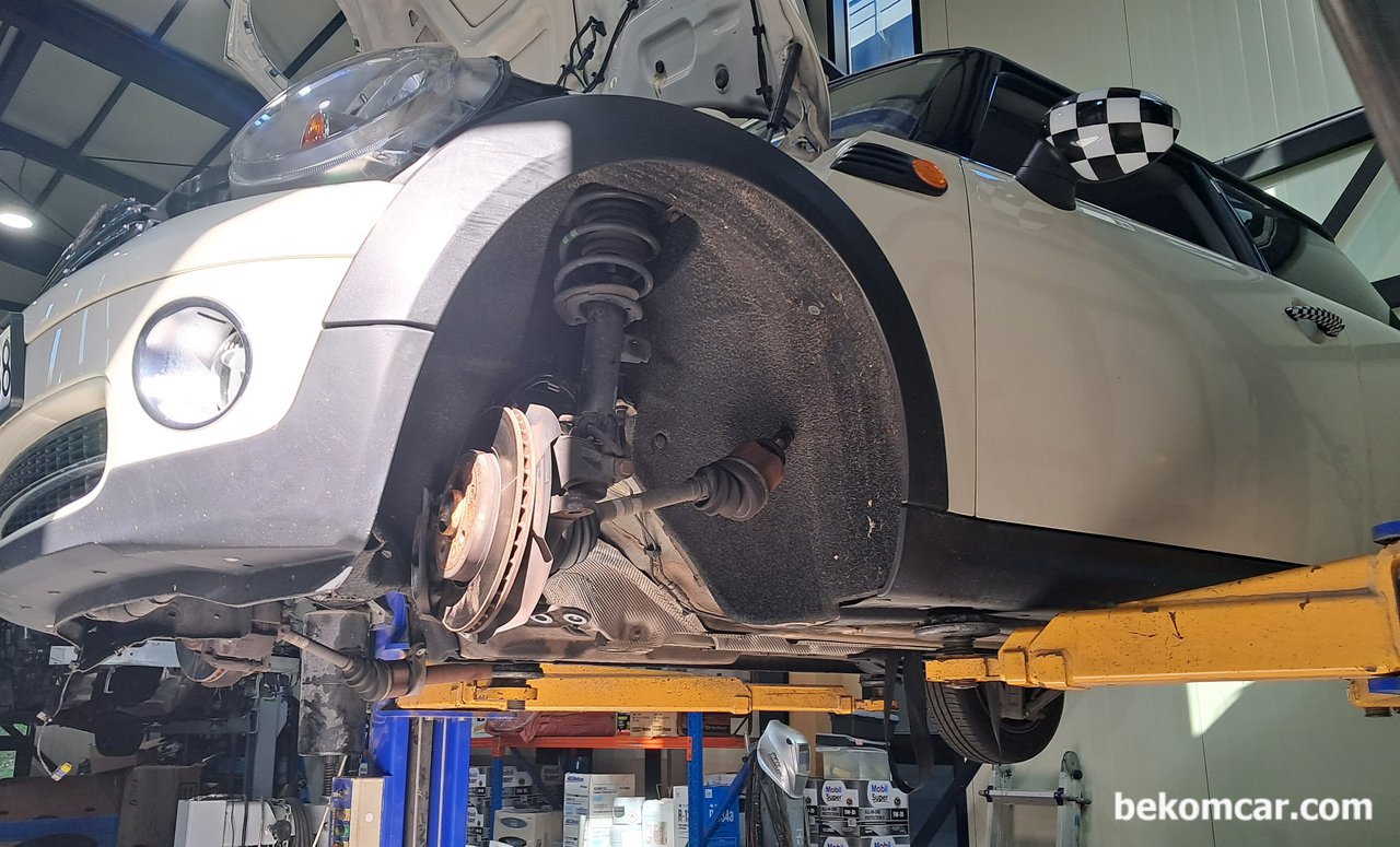 BMW 미니, 엔진오일 과다 소모로 엔진오버홀, BMW 미니 엔진을 내려서 실린더 피스톤 스크래치 정비를 하는 말성많은 미니 이다. 엔진오일소모가 심해서이다.|بيكومكار (bekomcar)