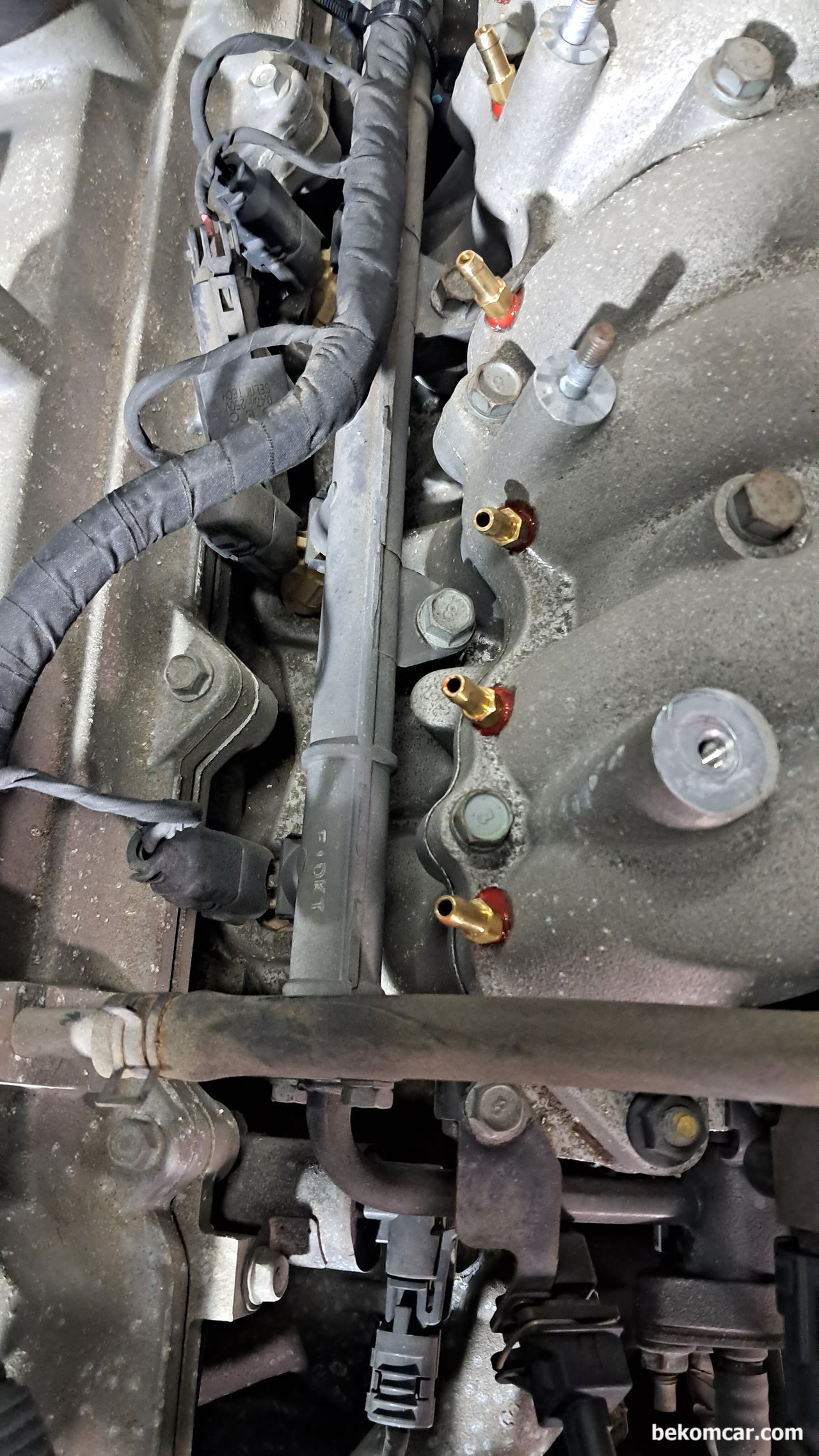 베콤카 파트너 안양 LPG 전문 개조업체, 혼다CRV 현대오피러스 LPG개조사례, 현대기아차 오피러스 차량 LPG 연료를 추가하는 작업중이다. 메니폴드에 LPG 연료라인을 드릴링 해서 주입구를 만드는 작업과정이다.|bekomcar.com