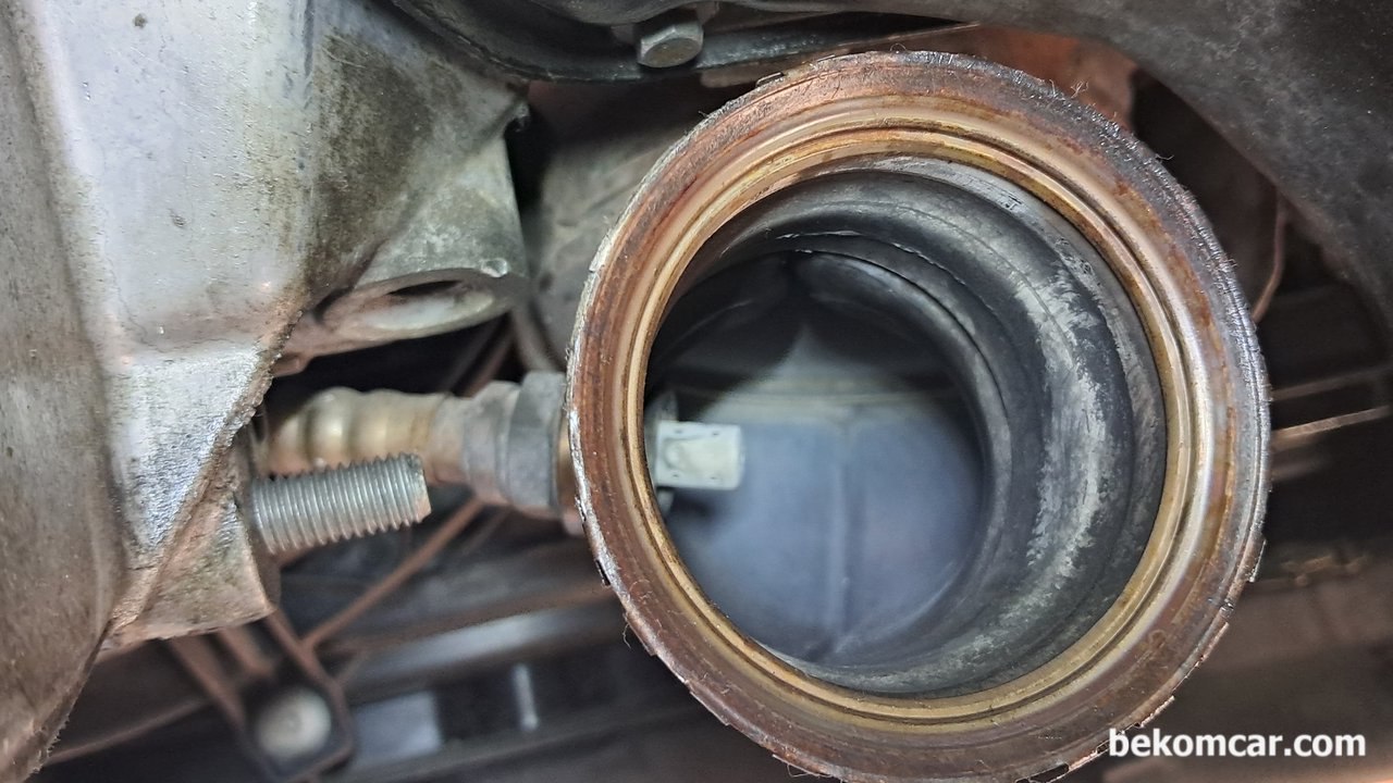 BMW 미니쿠퍼 산소센서가 배기라인속에 보인다, BMW 미니 쿠퍼, 촉매 전 후 에 산소센서가 하나씩 두개가 있다. 4기통엔진은 촉매가 1개이니 총 2개의 산소센서가 있다.|بيكومكار (bekomcar)
