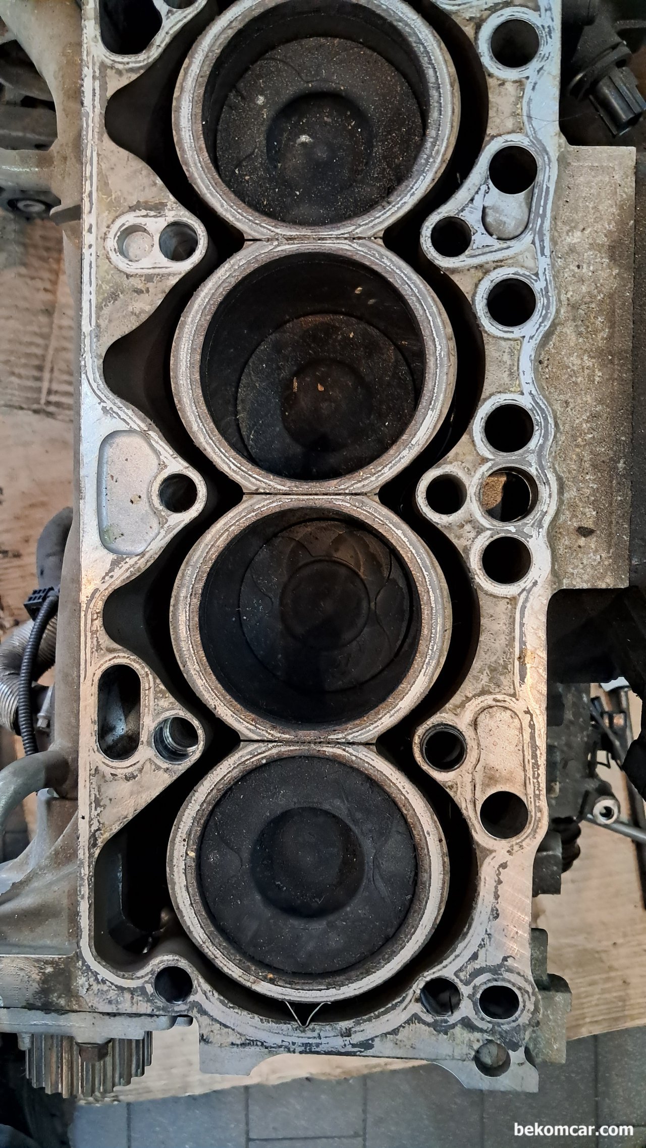 VW 2023년 출시된 투아랙 프레스티 차량인데 3천키로도 안되어 1L 엔진오일이 감소되는데, 센터는 이게 정상이라고 하는데 고민입니다., 오일소모의 원인중 하나는 피스톤 오일컨트롤 링등 을 느슨하게 한것도 오일점도나 낮아서 그리고 오일관리를 잘 하지 않아서 인경우가 많다. 최근 직분사 터보엔진의 경우는 운도 좋아야 하고, 오래된 차량은 오일관리를 잘 해야 한다.|بيكومكار (bekomcar)