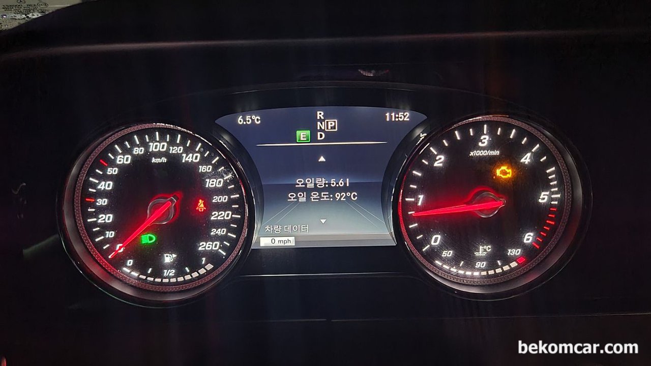 차량은 벤츠 W213 220D 2018년이고, 엔진오일 교환후에 1단에서 2단넘어가는데 RPM이 2000까지 올라가는데 왜 그럴까요? 계기판에는 '최대엔진 오일량이 0,7리터 초과되었습니다. 오일량을 줄이세요' 메시지가 있어요., 벤츠 W213 220D 2018년 엔진오일 재 조정후의 계기판 표시이다. 정상으로 돌아온것이다. 변속도 잘 된다고 한다. Photo Courtesy of 케*로|بيكومكار (bekomcar)