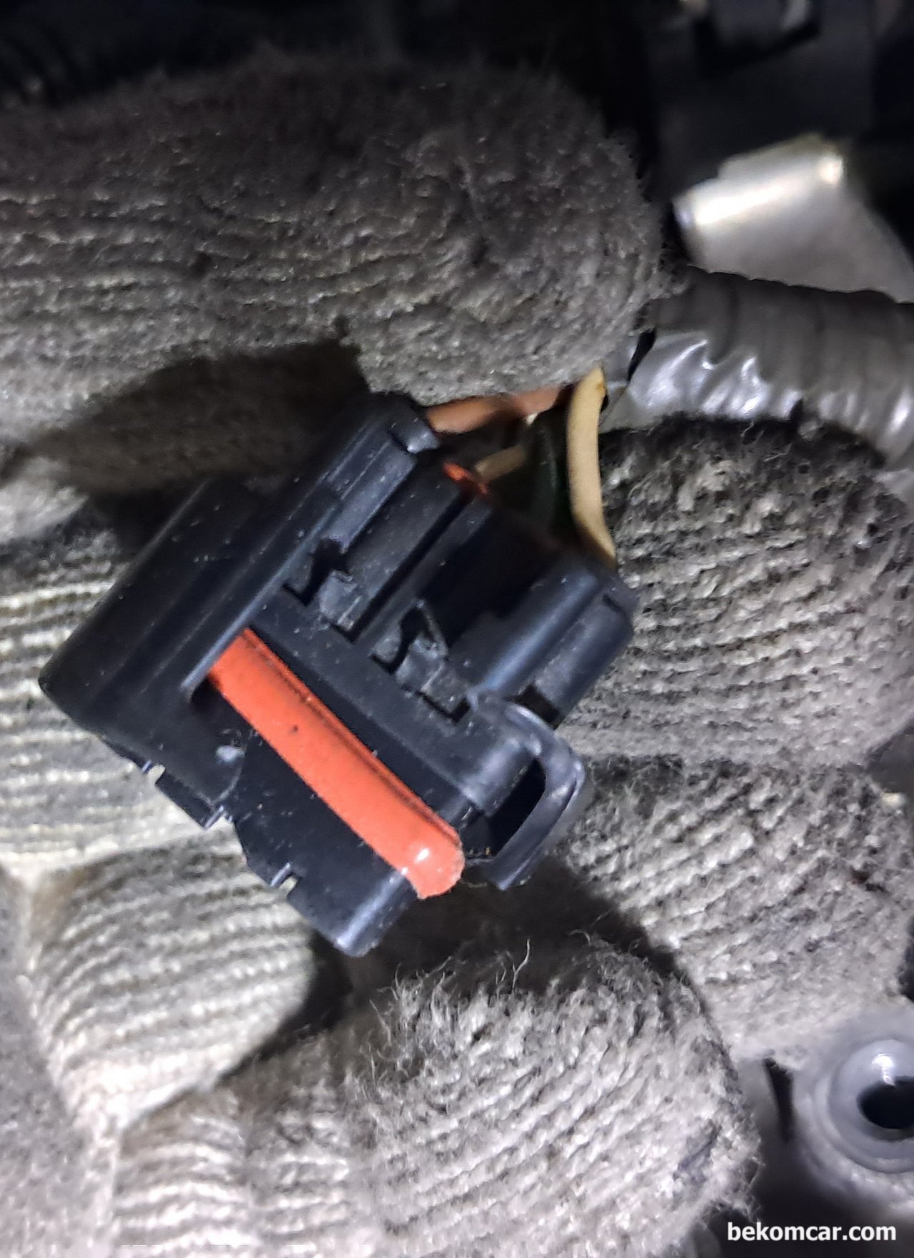 캠리 점화코일 코넥터 고정장치 부러질때 응급조치, 캠리 점화코일 코넥터 고정장치 부러질때 가 있다. 사진처럼 된 경우도 흔하다. 주행중 진동에 의하여 점화코일 코넥터가 분리될수 있다. 베콤카 점검차량은 토요타 캠리 점화코일 및 점화플러그 점검이다.|ベコムカー (bekomcar)