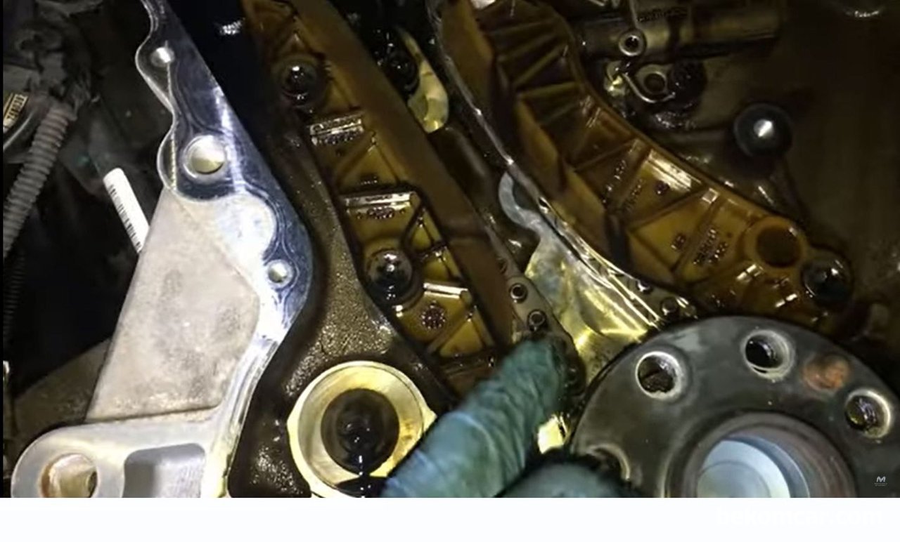 오실로스코프 활용사례, BMW N47 타이밍 체인 늘어짐 분석 사례, 오실로스코프 활용사례, BMW N47 타이밍 체인 늘어짐 분석 사례이다. 크랭크 & 캠새프트 파형을 분석하여 체인이 늘어난것을 확인후에 실제 타이밍 작업을 하는 과정이다. 약 2코 정도 틀어진것으로 파형분석에서 판단되었다.
BMW N47 CKP & CMP Wave Form, Courtesy of @MechanicMindset, https://www.youtube.com/watch?v=gkA2oyf6sAc|بيكومكار (bekomcar)