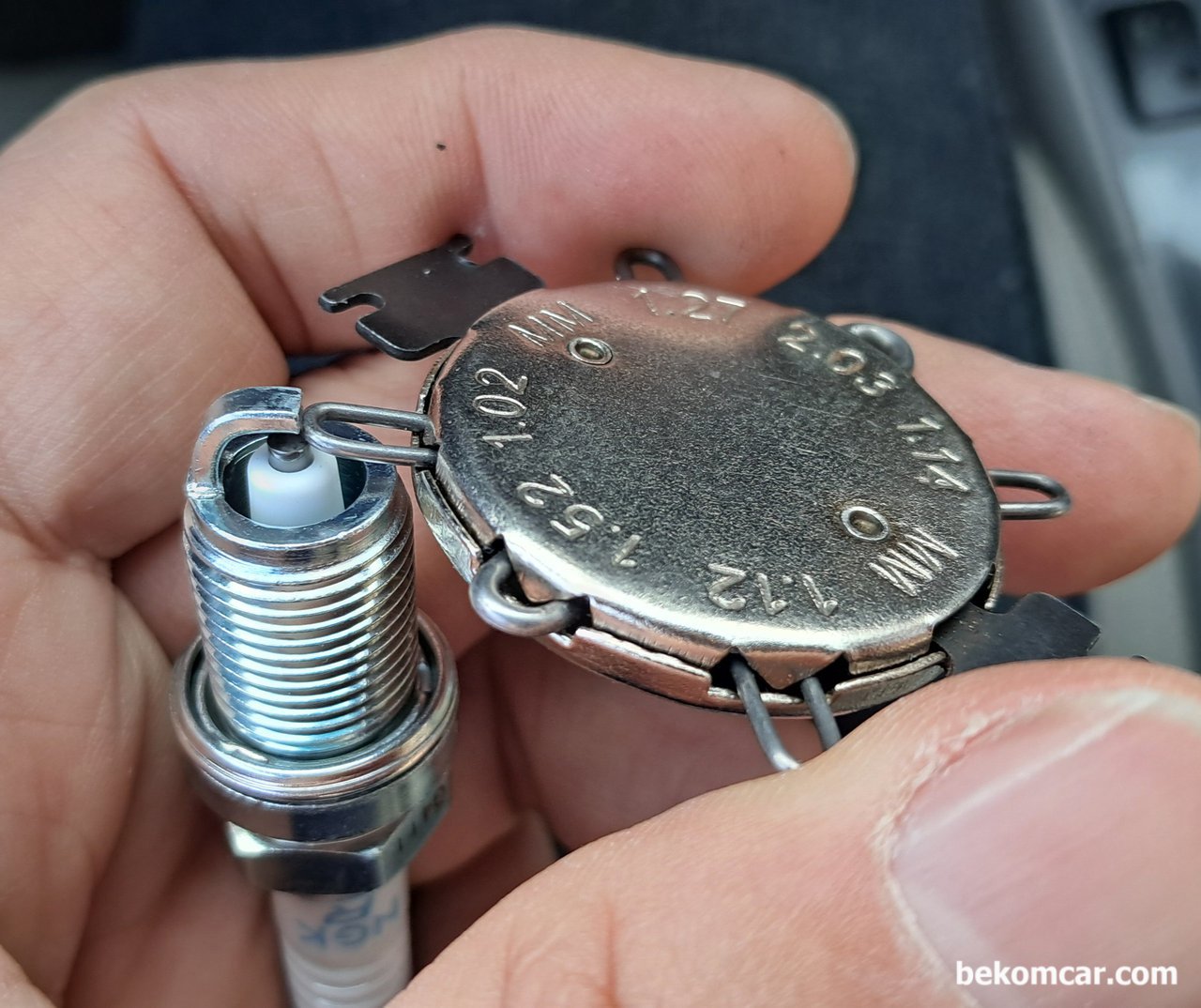 점화플러그 카본트랙흔적 과 간극이 1.27mm, 현대자동차 2005년 NF쏘나타 사례, 새 점화플러그 갭 이 1.02mm도 들어가지 않는다. 가끔씩 꼭 점화플러그 점검해서 필요시 교체해야겠다.|بيكومكار (bekomcar)