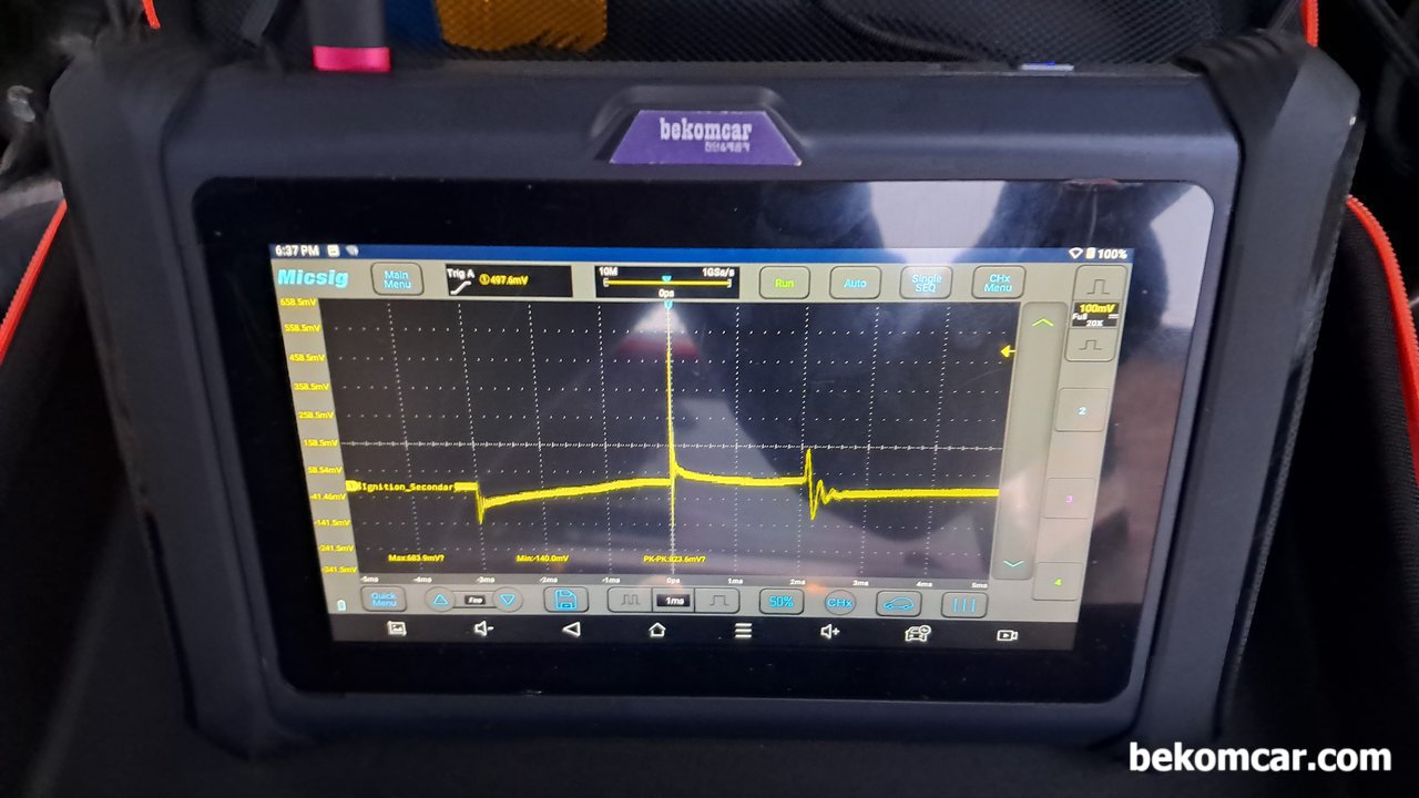차량에 부조가 있어 카센터 점검하니, 공연비 희박인지 점화코일2차 파형분석 으로 알수 있다는데 어떻게 가능한지 궁금합니다., 점화2차 파형 그래프 뒤부분이 위로 향해서 올라갈수록 실린더내 저항이 높아진다는 의미로 바로 공연비희박이라는 분석이 가능하다. 탄화수소 즉 연료는 전도체 성격이 있어 저항이 상대적으로 적다. 그만큼 파형의 모양이 위로 올라가지 않게 된다|베콤카 (bekomcar.com)