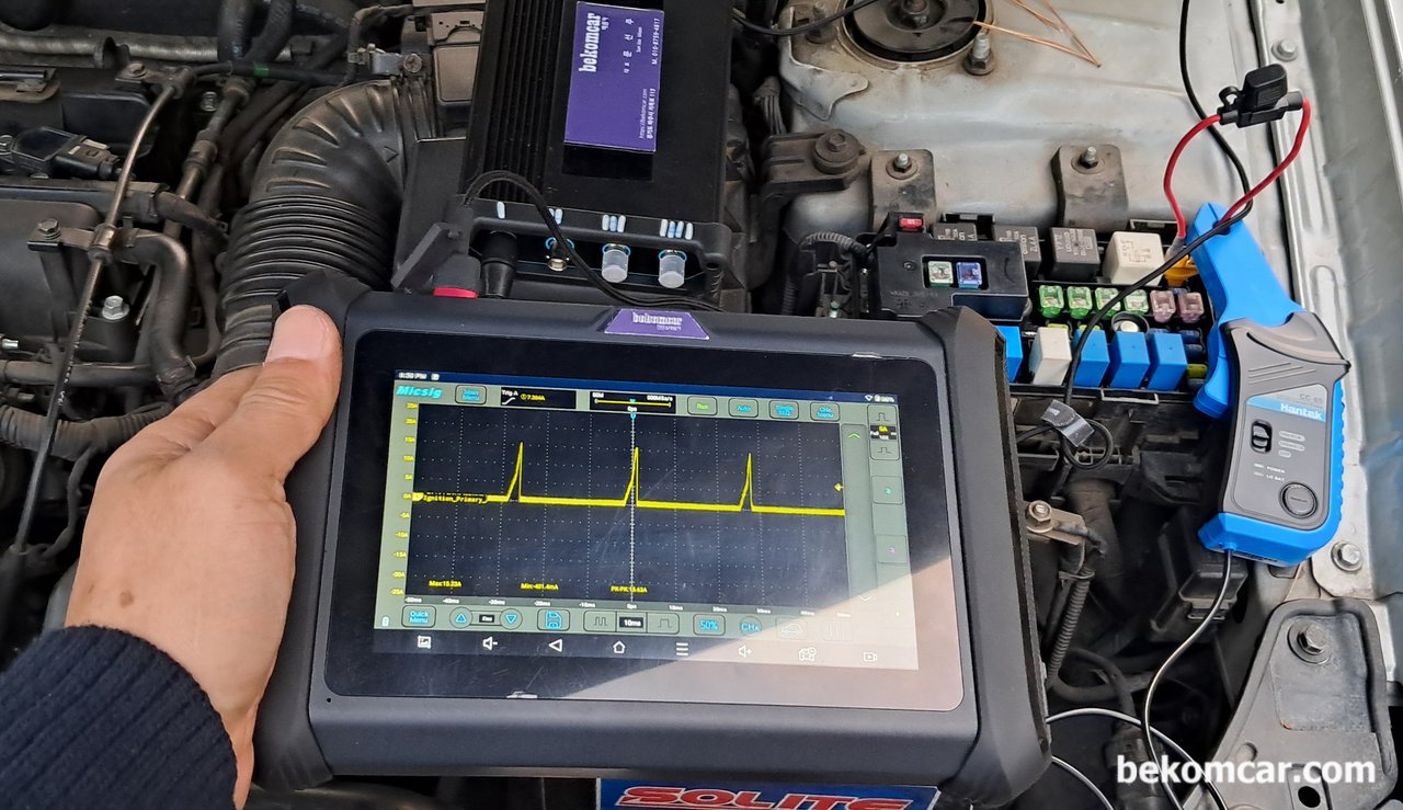 1차점화파형, 점화휴즈에서 전기신호 수집하여 분석, 1차점화파형으로, 점화휴즈 전기신호를 분석하여 점화시스템을 진단하는 세팅이다. 차량별로, 휴즈나 릴레이의 위치는 다르지만 점화코일 휴즈와 릴레이를 찾아서 Amp Clamp를 사용하면 된다. 이렇게 하면 어떠한 차종이든 엔진룸 이것저것 분해하지 않고 빠르고 정확하게 과학적으로 점화시스템 진단이 가능하다. 즉, 묻지마식 점화플러그, 점화코일 그리고 인젝터를 교환하지 않고 측정해서 필요할때만 부품교환을 할 수 있다는 의미이다. 점화파형 측정차량은 현대자동차 2005년 NF쏘나타 2.0L 이다.|베콤카 (bekomcar.com)