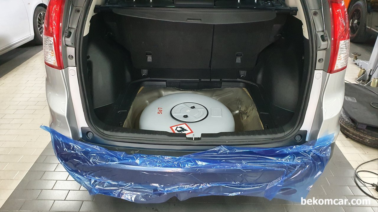 베콤카 파트너 안양 LPG 전문 개조업체, 혼다CRV 현대오피러스 LPG개조사례, LPG 가스통은 뒤 트렁크 부분에 장착하는데, 도너츠 모양의 LPG 통이 장착되어 공간을 절약해준다. LPG가스로 개조한 차량은 혼다 CRV SUV 차량이다.|bekomcar.com