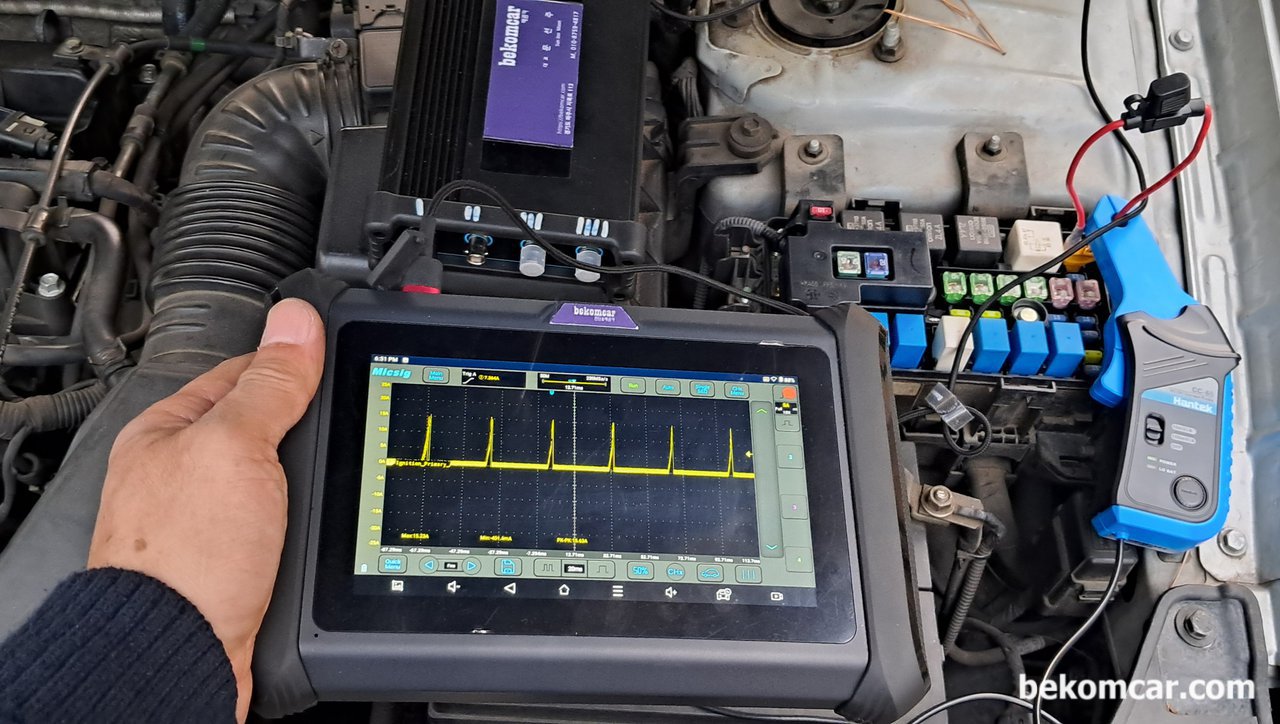 닛산 알티마 V6 L32 엔진의 점화코일 교체하기전에 고장인지 어떻게 측정이 가능하나요?, 베콤카 점검차량은 현대자동차 NF쏘나타 이다. 내연기관의 차량은 차종을 떠나서 점화코일 고장여부를 측정하는 방법은 동일하다. Ignition Coil 릴레이 혹 휴즈를 찾아서 Amp Clamp를 이용하여 전기신호 파형을 추출하여 분석하는 방법이다. 0.001초단위로 정밀측정이 가능하여 가장 과학적으로 점화코일 고장상태 진단이 가능하다. 점화1차 파형에는 4개 실린더 혹 6, 8, 10, 12개 실린더 점화코일을 동시에 파악할 수 있다. 자료사진의 점화1차 파형은 실린더 4개 점화코일 전부 다 정상이다.|بيكومكار  (bekomcar)