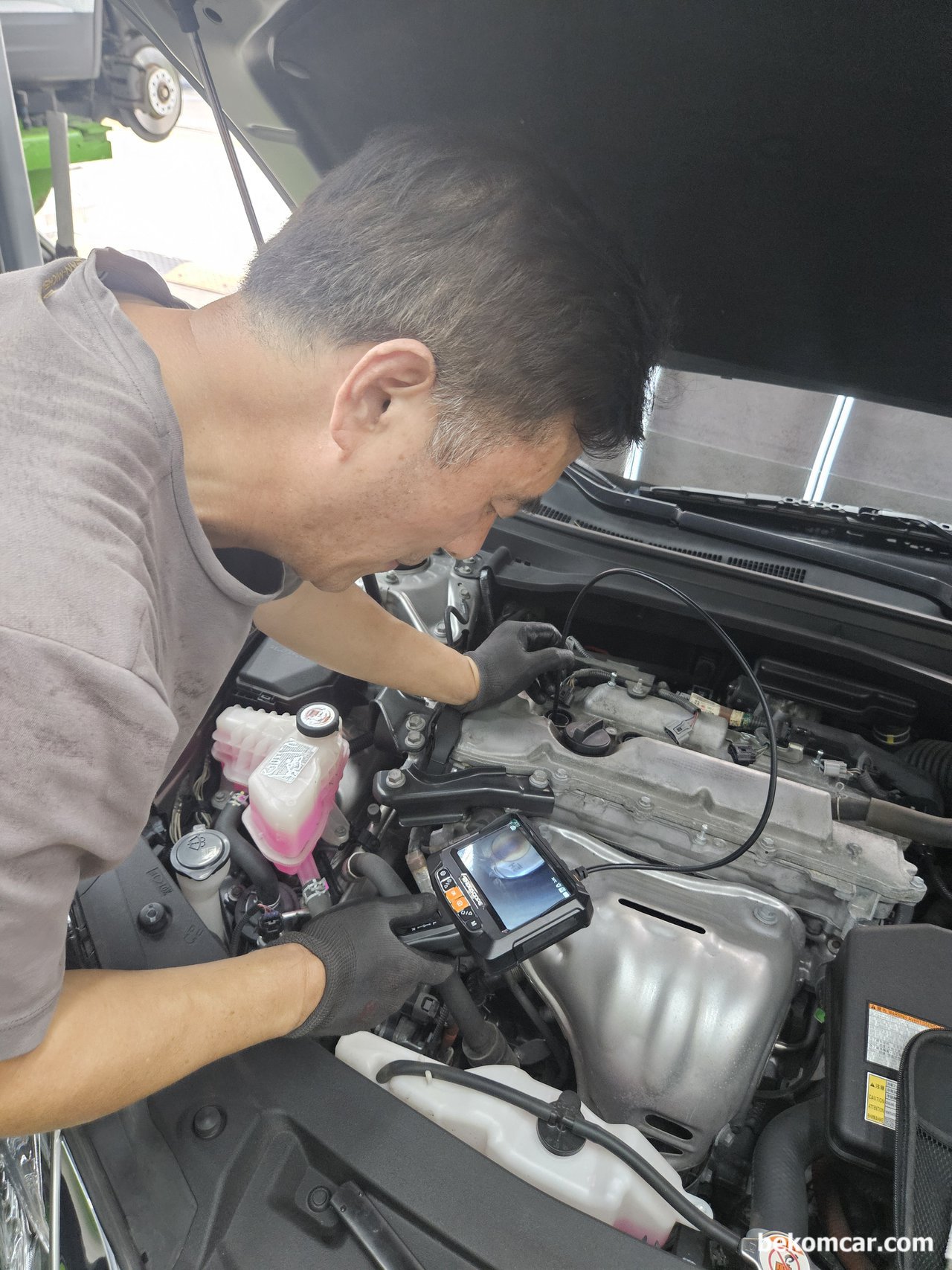 중고차 구입전점검, 실린더상태 점화파형등 진단, 베콤카 중고차 구입전점검으로 내시경으로 피스톤, 실린더벽, 흡기밸브, 배기밸브 상태를 육안점검한다. 물론 중고차 점검은 기본으로 하고 추가적인 진단을 하는것이다. 구매동행 점검차량은 렉서스 하이브리드 ES300H이다.|بيكومكار (bekomcar)