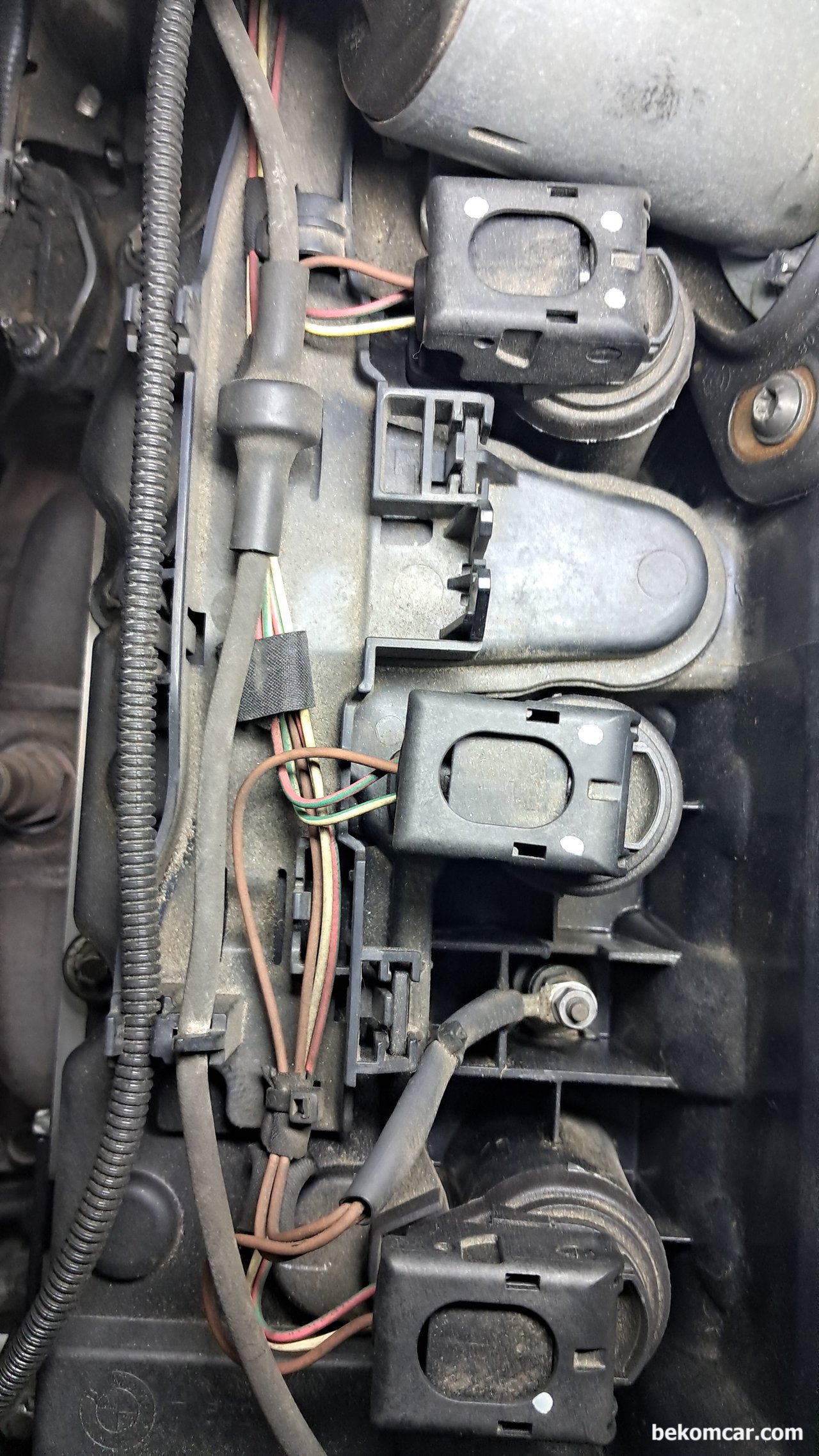 BMW F10 528i, CD9304 LIN통신고장, 점화2차파형 분석, BMW F10 528i 점화시스템은 3 와이어이다. 점화코일내부에 트랜지스터 스위치가 있고, DME 가 점화시기를 조정하는 형태이다. 이때 시그널배선을 타고 고압역전기가 흐를수 있다. BMW 일부 차량은 점화코일. 점화플러그 교환시에 연결상태를 잘 확인해야 한다. 그리고 배선의 눌림등이 없도록 해야한다.|ベコムカー (bekomcar)