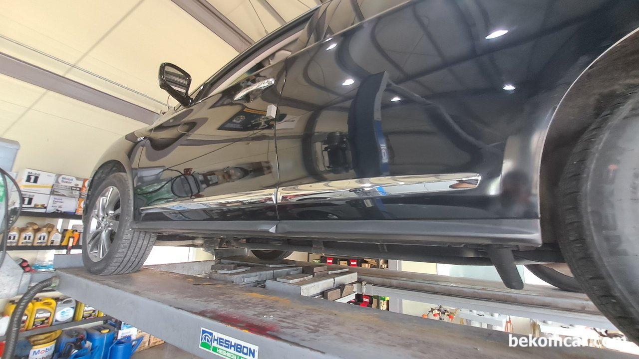 인피니티 QX60 SUV 중고차 구매동행, 수원중고자동차 매매단지, 수원중고차 매매단지에서 인피니티 2013년 약 15만키로주행한 QX60 중고차 구매동행 점검을 했다. 베콤카는 차별화된 중고차구매 점검 서비스를 제공한다. 리프트에 올려서 하체점검등 준비를 하고 있다. 하체점검결과는 전체적으로 좋게 판단되고 특이사항은 발견되지 않는다.|ベコムカー (bekomcar)