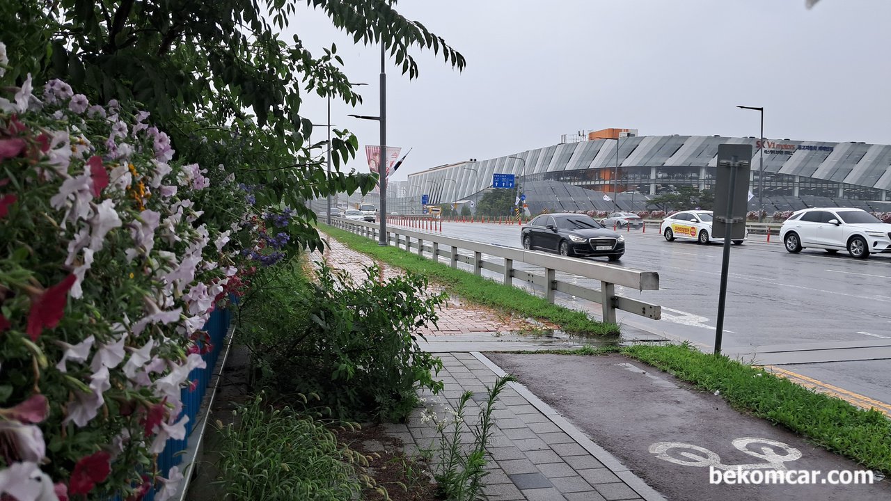 2024년 7월의 어느날, 변덕스런 여름이다., 2024년 7월의 여름날, 수원의 자동차매매단지 이다. 갑작스럽게 쏘나기가 내리더니 쭈룩 쭈룩 비가 내린다.|ベコムカー (bekomcar)