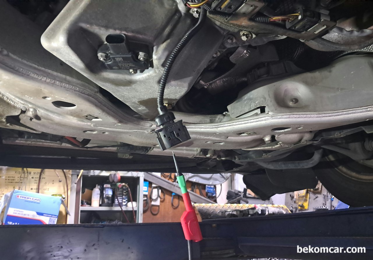 BMW F10 528i, LIN BUS 통신장애 CD9304 오실로스코프 파형 진단, 베콤카 LIN통신장애 점검차량은 BMW F10 528i 이다. 오일컨디션센서 LIN BUS 통신 코넥터 에서 스코프를 이용하여 LIN BUS 통신이 정상인지 점검한다.|ベコムカー (bekomcar)