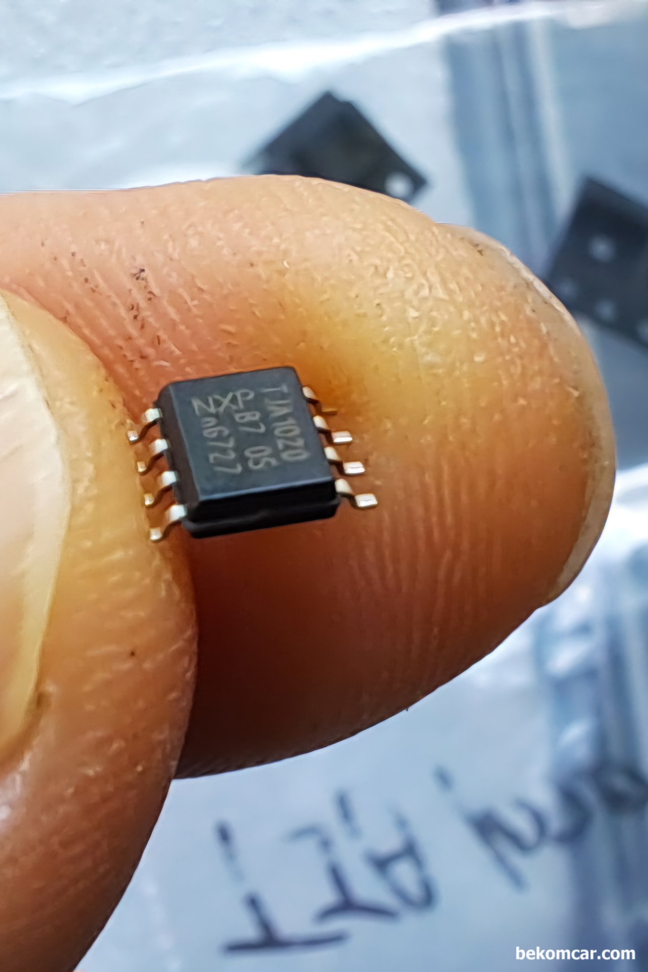 NXP 필립스 TJA1020 LIN BUS 송수신 칩, LIN통신 송수신 칩 중에 NXP회사의 TJA1020 칩이 있다. 필립스가 인수한 회사이기도 하다. Size 가 약 5mm x 6.2mm 정도이다. 실제 보면 상당히 작고 터미널 구조때문에 SMD 납땜을 해야한다.|ベコムカー (bekomcar)