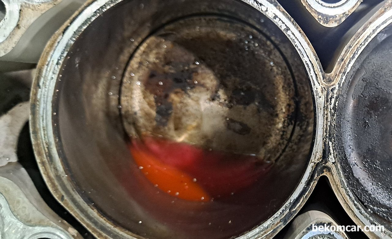 혼다 어코드 하이브리드 2019년 약19만km, 헤드가스켓 누수로 인한 폐차과정에서 느끼는 진단의 중요성, 어떤경우는 실린더에 냉각수가 아에 고여있는 경우도 발견되기도 한다. 이런것은 내시경 검사하면 쉽게 진단이 가능하다. 물론 정비사별 여러가지 방법으로 헤드가스켓 누수는 진단이 가능하다.|베콤카 차량정밀진단