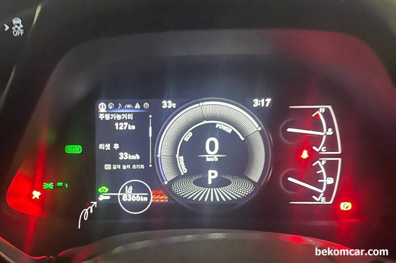 렉서스 UX250 구입후 2000km도 안 되었는데 시동전에 8366처럼 뜨는데 왜 그럴까요?, 렉서스 UX250 의경우 스패너 연장표시 다음 키로수는 다음번 엔진오일 교환시기를 의미함. 시동켜기전 잠깐 표시후 사라짐. 사진제공: LCK 폴리|بيكومكار (bekomcar)