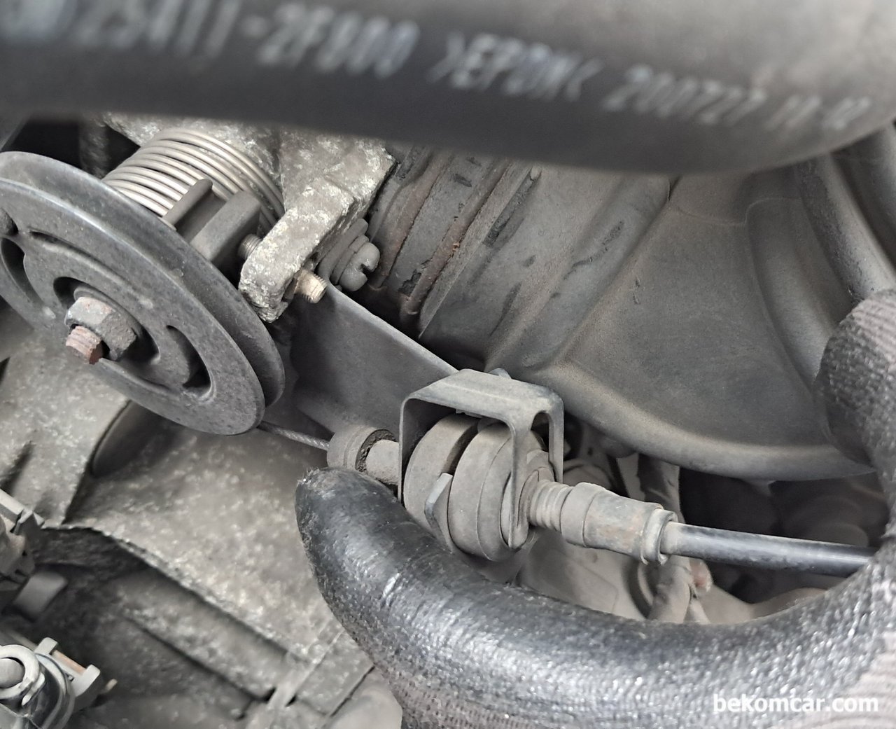 기아 쎄라토 2008년 1.6 DOHC 베콤카 중고차건강 검진기록 이다, 기아 쎄라토 2008년 1.6 DOHC 21만키로정도, 중고차 검진 과정중에 차량별 특이점을 검수하는데, 수동식 쓰로틀바디를 사용하는경우 케이블이 있다. 케이블아래에 캡 처럼 생긴 부품이 있는데 이 캡을 잘 확인해야 한다. 운없으면 급 발진이 될 수 있는 상태가 될수도 있다. 다행이 탱탱하니 타이트하게 잘 관리되고 있다. 흘렁거기리면 캡 을 교환하거나 아에 제거후에 그리스를 발라주는것이 좋다.|bekomcar.com