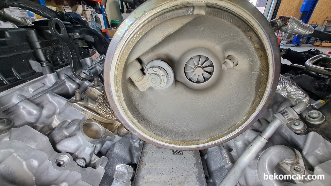 포르쉐 (Porsche) 터보내부 모습 Wastegate & Turbine, 포르쉐 (Porsche) 터보내구 모습 Wastegate & Turbine 구조를 알 수 있다. 이러한 구조는 대다수 터보장치가 비슷한 구조를 가지고 있다. 250,000RPM까지 워낙 고속으로 회전하고 윤활은 엔진오일로 하는경우가 많기때문에 터보차량은 엔진오일 교환에도 신경을 써야 한다.|베콤카 차량정밀진단