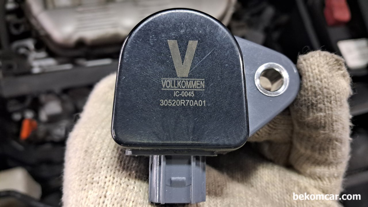 혼다 어코드V6 VCM엔진 점화2차파형 Hitachi vs. VOLLKOMMEN 차이점, 혼다 어코드V6 VCM엔진, VOLLKOMMEN 점화코일 이다. 보기에는 비슷해도 실제 장착시에는 뻑뻐하다. 무엇보다 점화파형을 측정해보면 Hitachi는 점화플러그 점화시간 (Burn Time)이 1.5ms 정도 강하게 측정되는데 VOLLKOMMEN 점화코일이 사용된 4개 실린더에서는 점화플러그 Burn Time 이 겨우 1.0ms 이다. 실화경계선에 아슬아슬하게 있는 경우이다. 1m = 0.001초이다.|ベコムカー (bekomcar)