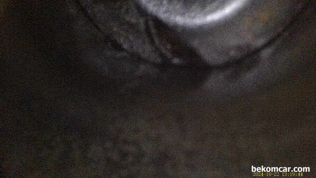 심한부조와 실화가 있는 벤츠 W222 S560 실린더 부식, 내시경으로 확인, 심한부조가 있는 벤츠 W222 S560 V8 실린더 부식, 내시경으로 확인된다. 어두워서 잘 보이지는 않지만 내시경 사진에서 5시에서 9시정도에 상당한 실린더 부식의 흔적이 발견된다.|贝科姆汽车 (bekomcar)