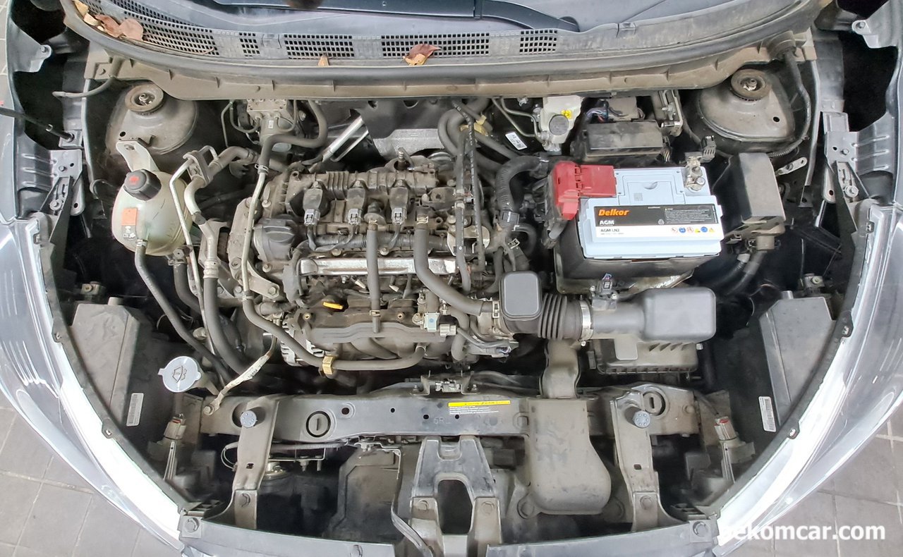 닛산 SUV Kicks 1.6L 엔진룸 점화코일등 구조, 엔진룸전체구조이다. 닛산 소형 SUV 1.6L Kicks 모델이다. 배터리, ECU, 휴즈박스, 점화플러그, 점화코일, 인젝터, ABS모듈등 전체적인 부품들이 직관적으로 배치되어 있다.|贝科姆汽车 (bekomcar)