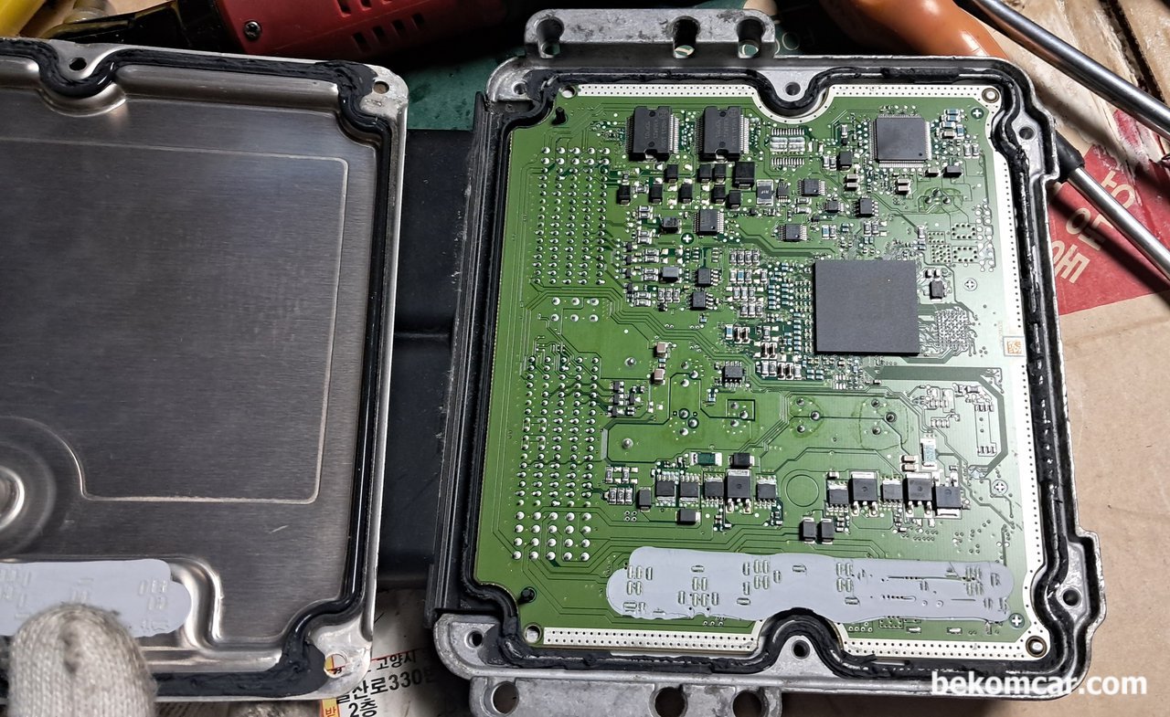 ECU, ABS모듈등 각종 전장제어장치 SMD 반도체 부품 작업과정, ECU, ABS모듈등 각종 전장제어장치 SMD 반도체 부품 작업과정이다. ECU 케이스를 오픈하는것도 시간이 오래걸리고 히트건을 사용하고 상당히 정교한 작업이 필요하다.|ベコムカー (bekomcar)