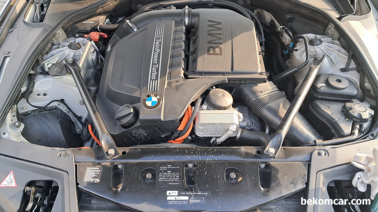2012 BMW N55 535i, C90CA8 LIN BUS통신 고장코드 진단사례 기록, 2012 BMW N55 535i, LIN BUS통신관련 진단 사례기록이다. 엔진룸은 N55 엔진으로 DME 엔진컴퓨터가 운전석쪽 아래 깊이 들어가 있다. 그리고 밸브트로닉 3세대가 설치되어 있는 엔진이다. 밸브트로닉은 BMW의 가장 대표적인 기술중 하나이다. 점화코일, 벨브커버가스켓등 작없이 꼭 접지를 사포로 이물질 제거후에 단단히 잘 조여준다. 안 그럼 DME 고장 가능성이 높아진다. 그리고 연료는 꼭 고급유를 사용해야 한다.|贝科姆汽车 (bekomcar)