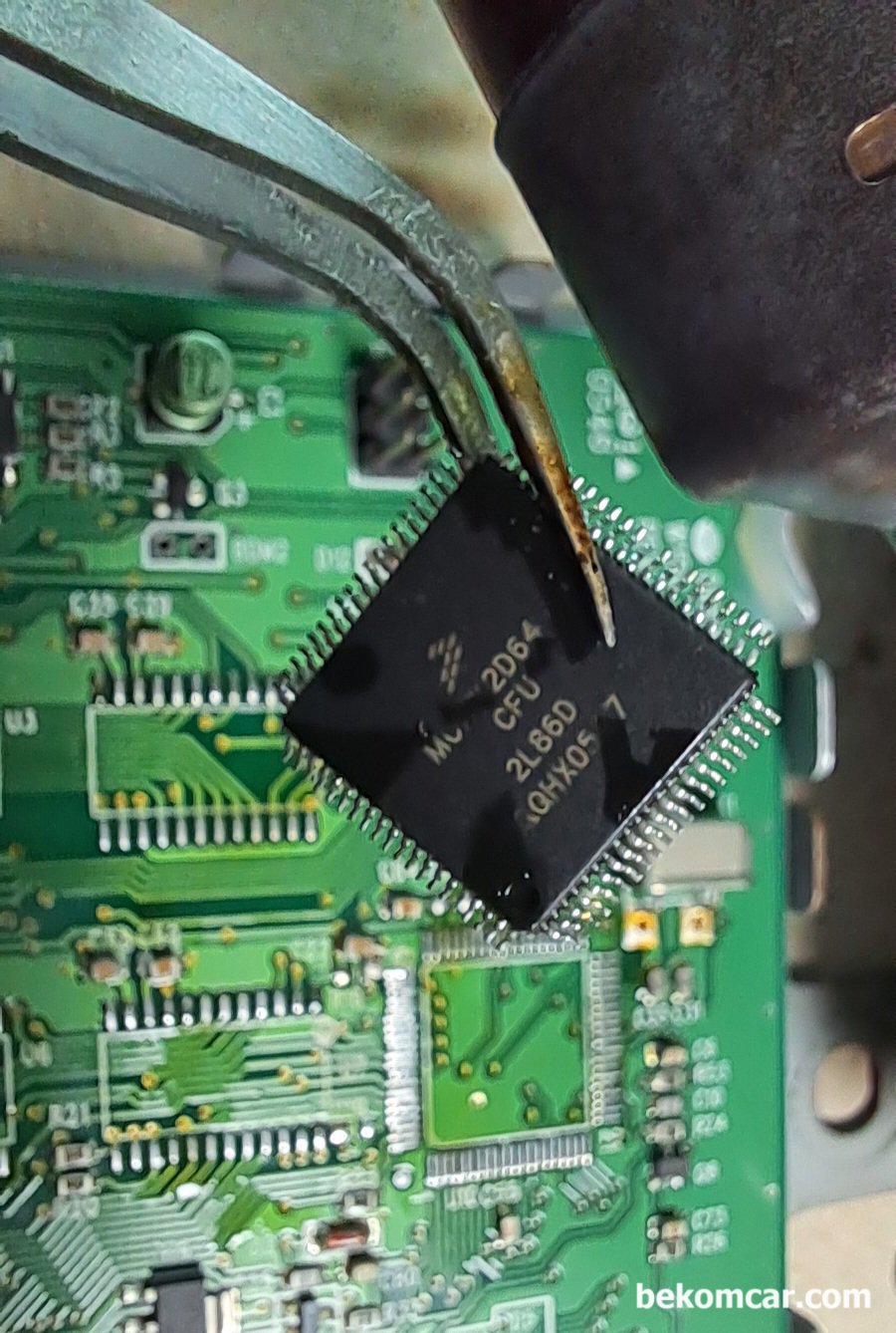 ECU, ECM, ABS Module, TCS등 각종 엔진전장 모듈 SMD 솔더링 실습과정 기록, ECU, ECM, ABS Module, TCS등 각종 엔진전장 모듈 SMD 솔더링 실습과정 기록이다. BMW ECU, Ford자동차 ECU, 벤츠 ECU등 고장이 자주 일어나는데 수리를 위한 준비과정이다. 베콤카는 비용절감을 위하여 차량진단 및 ECU 수리까지 가능하기를 바란다.|贝科姆汽车 (bekomcar)