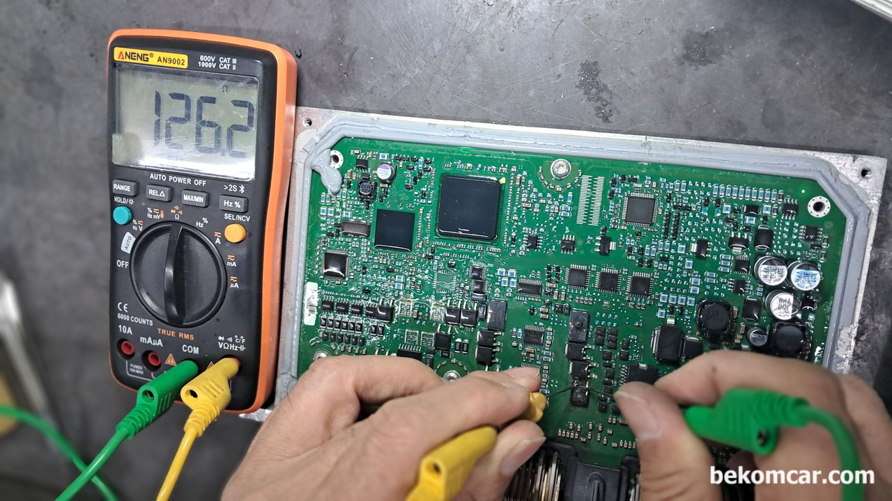 포드 익스플로러 점화코일 역류전압, ECU IGBT MOSFET 진단점검, 포드 익스플로러 ECU PCB의 손상된 IGBT 저항 측정값이다. 정상인 IGBT 과 상당한 다른 저항측정값이다. 단순한 부조를 넘어서 심한 차량 떨림증상이 있는 상태이다. 자세한 측정방식은 https://www.nextpcb.com/blog/test-mosfet를 참조한다.|贝科姆汽车 (bekomcar)
