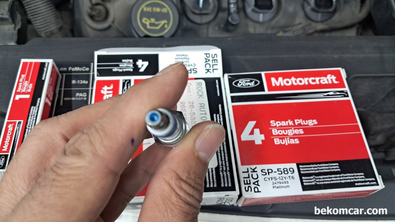 포드 익스플로러 점화코일 역류전압, ECU IGBT MOSFET 진단점검, 점화 코일과 점화플러그 는 꼭 순정이나 OEM 부품을 사용하는것이 안전한다. 품질이 떨어지는 점화부품은 ECU 손상으로 이어질 수 있기때문이다. 포드 차량은 FoMoCo (현대자동차의 모비스 와 같음) 의 Motorcraft 제품을 사용한다. 모터크래프트 순정 점화플러그는 육안으로 구분이 가능하다.|贝科姆汽车 (bekomcar)