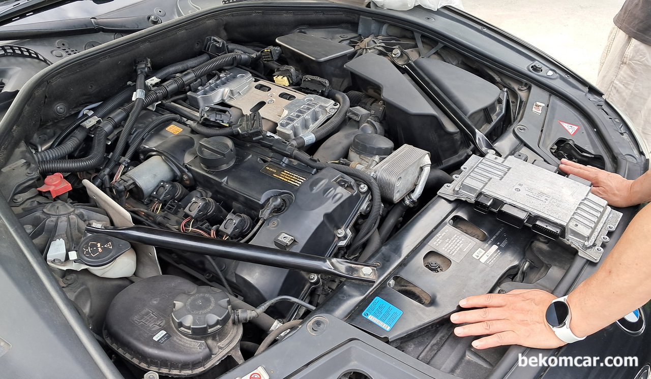 BMW N54 고장코드가 30BA/30BB 스캔되는데 뭐가 고장일까요? 센터에서는 인젝터 고장이라고 하고 운행을 못 하고 있습니다.., 자료사진은 F10 530i N52엔진의 ECU고장으로 고장난 반도체만 수리하여 ECU교체하지 않고 수리를 마무리했다. BMW N54엔진 뿐아니라 N52 N55등 대부분의경우 점화코일 혹 인젝터등의 고전압 역류로 인하여 ECU (DME/DDE)가 고장나는경우가 상당히 흔하다. 공연비 희박상태와 엔진블럭 접지등을 항상 잘 챙기는것이 ECU 고장을 예방하는 방법중 하나이다.|bekomcar.com