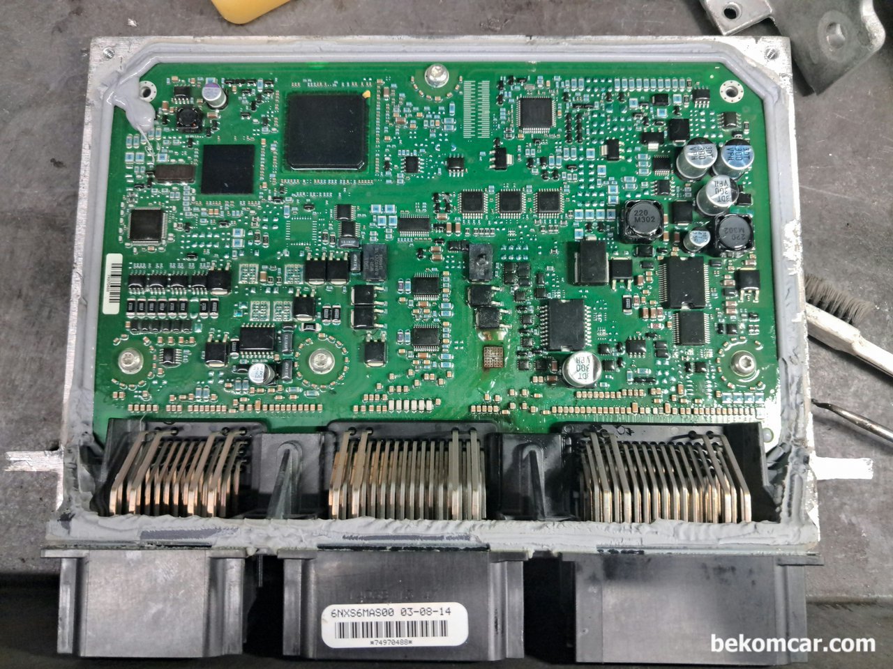 2014년 포드 에지차량으로 U0100:00-8B - Missing Communication With ECM(Engine Control Module)/PCM 고장코드가 스캔됩니다. 뭘 점검해야 할까요?, 포드 익스플로러 ECU 이다. 이 경우는 점화코일의 역류전압으로 인하여 ECU가 손상된경우이다. 점화코일이나 점화플러그는 항상 OEM 순정을 구매한다. ECU에 캔통신 칩, 린버스팁 등 각종 역할을 하는 반도체 칩 들이 있다.|bekomcar.com
