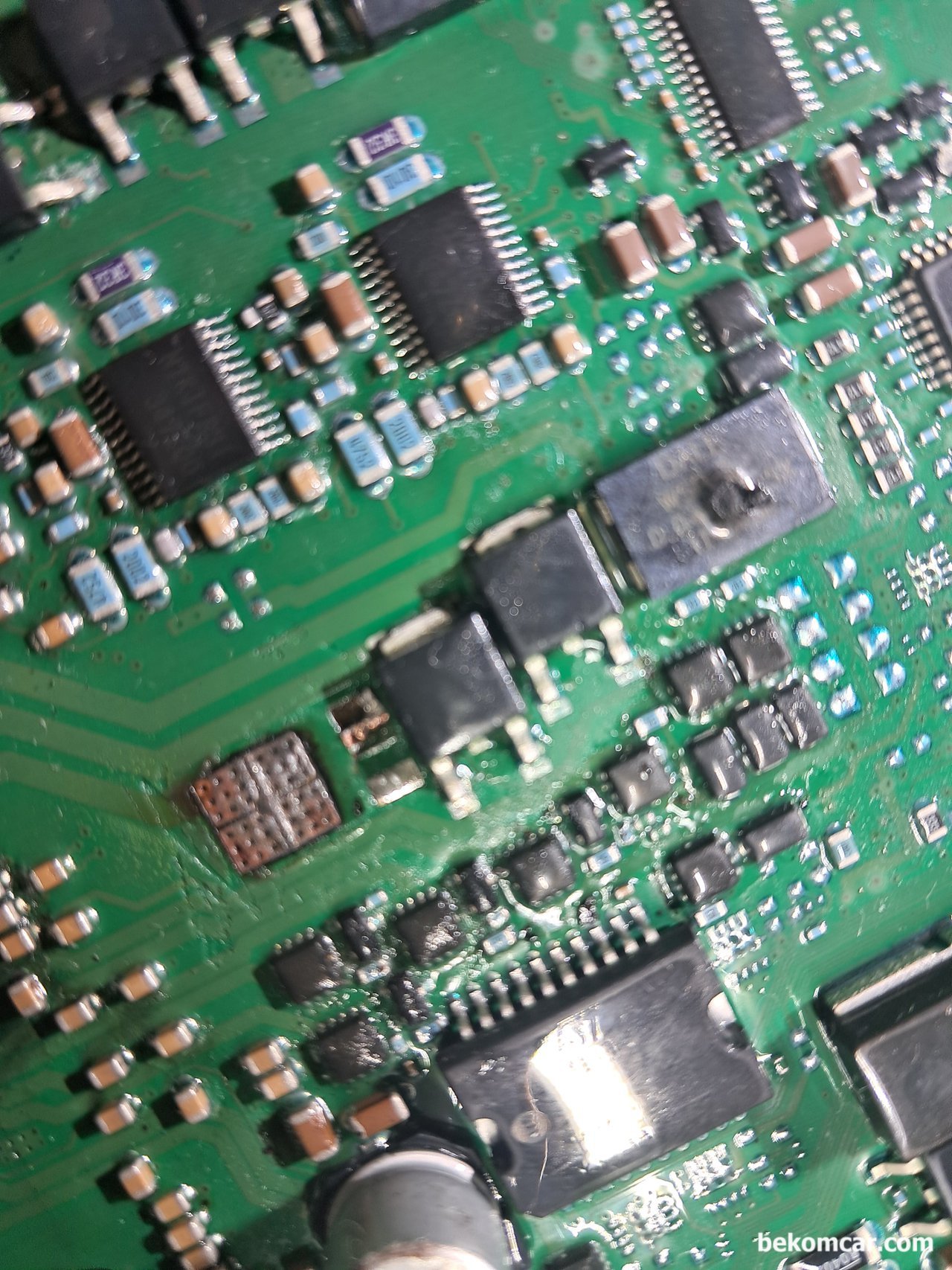 2014년 포드 에지차량으로 U0100:00-8B - Missing Communication With ECM(Engine Control Module)/PCM 고장코드가 스캔됩니다. 뭘 점검해야 할까요?, 포드 Edge의 ECU 은 없지만 Ford Explorer 의 ECU 이다. 비록 포드차량 모델은 다르지만 CAN 통신칩 이나 린버스 데이터통신 칩등의 구조와 역할은 동일하니 참고한다.|bekomcar.com