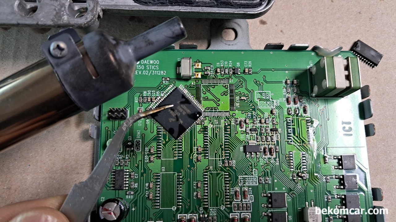 BMW, Ford, Benz, 현대자동차, 푸죠, 마즈다 등 ECU SMD 칩 작업과정 기록, ECU 보드에서 마이크로칩 을 제거한 상태이다. 트위저로 ECU 보드에서 제거해준다. 물론 이작업후에도 PCB 부분을 깨끗히 청소해주어야 한다. 그리고 기존의 납 땜 흔적 역시 꺠끗히 지워야 한다. 그리고 새로운 칩 을 장착할 준비를 해야한다.|贝科姆汽车 (bekomcar)