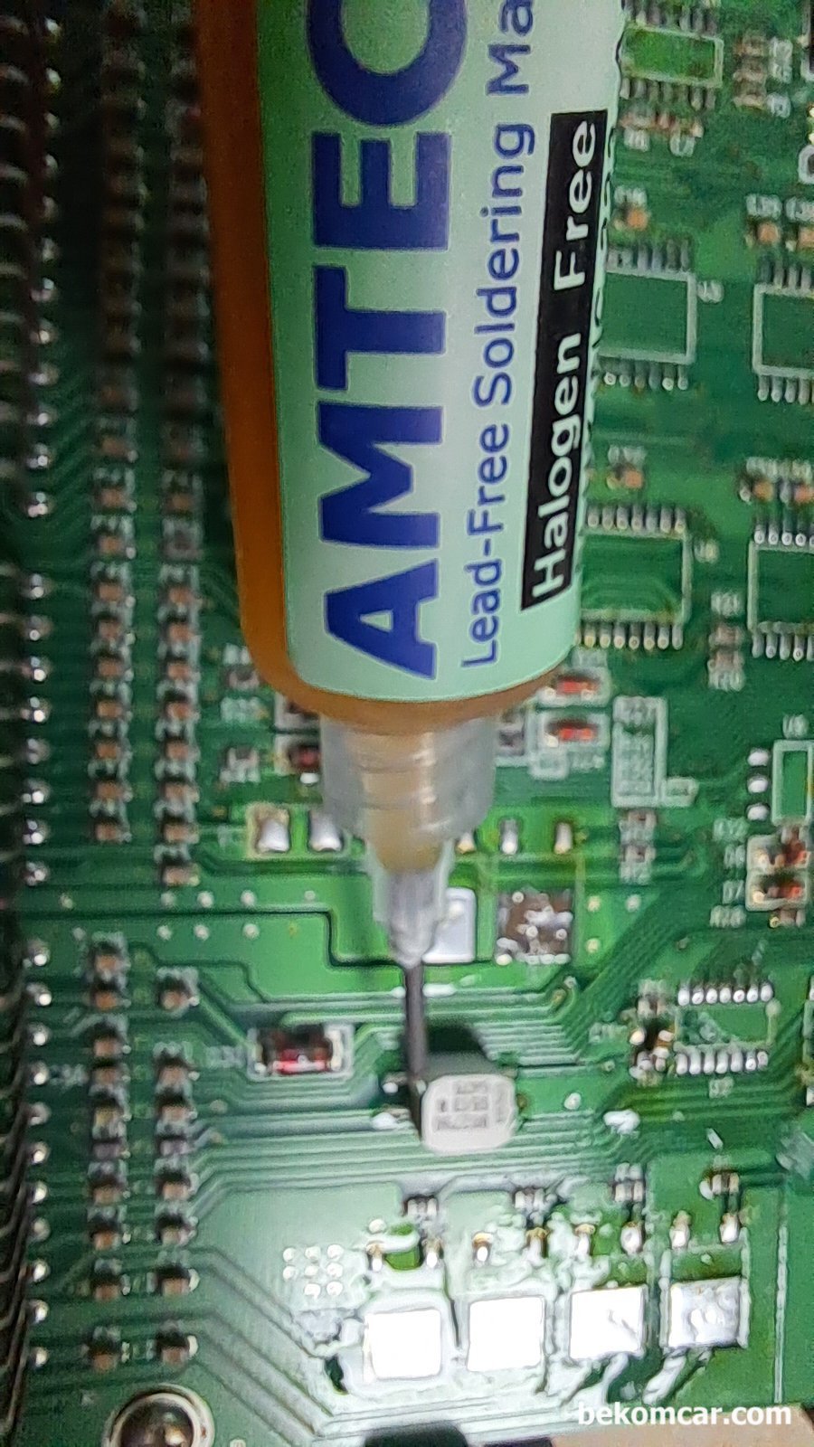 BMW, Ford, Benz, 현대자동차, 푸죠, 마즈다 등 ECU SMD 칩 작업과정 기록, AMTECH 솔더플럭스로, 주사기 형태처럼 되어있더 SMD 칩 작업에 최적화되어 있다. ECU 칩 수리를 하는경우 술 을 마시면 좋지않다. 왜 인지는 해보면 알 수 있다. 칩 들이 너무작아서 조금이라도 흔들리면 칩 다리위치가 틀어지기 때문이다.|贝科姆汽车 (bekomcar)