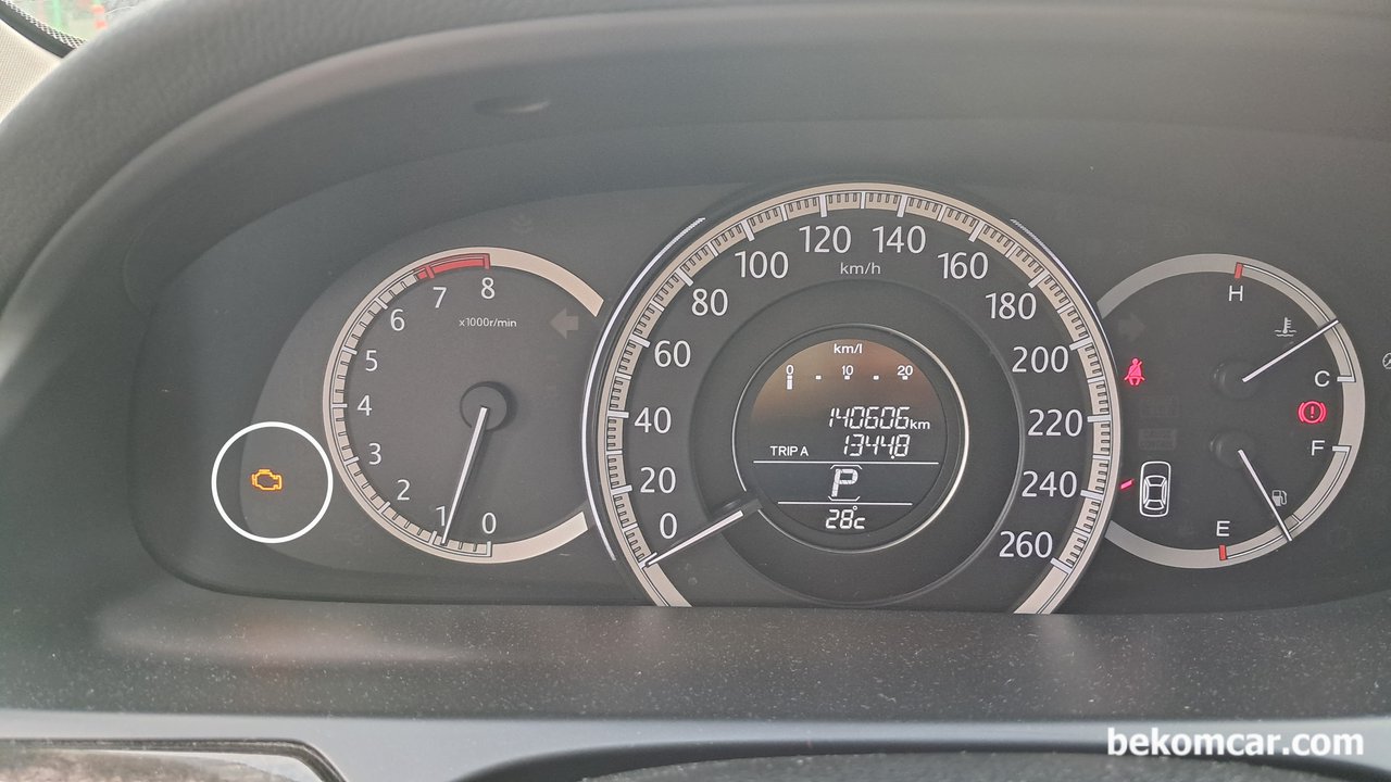 혼다 어코드 9세대 2.4L 10만키로 정도 주행했어요. 시동걸리고 바로 꺼지고 시간이 지나서 다시 시동걸면 걸리고 엔진경고등이 있습니다. 정비소 가야할까요?, 베콤카 건강검진 중인 혼다 어코드 9세대차량이다. 시동걸린다음에 꺼지는 현상은 여러가지 원인이 있어 먼저 진단이 필요하다.|ベコムカー (bekomcar)