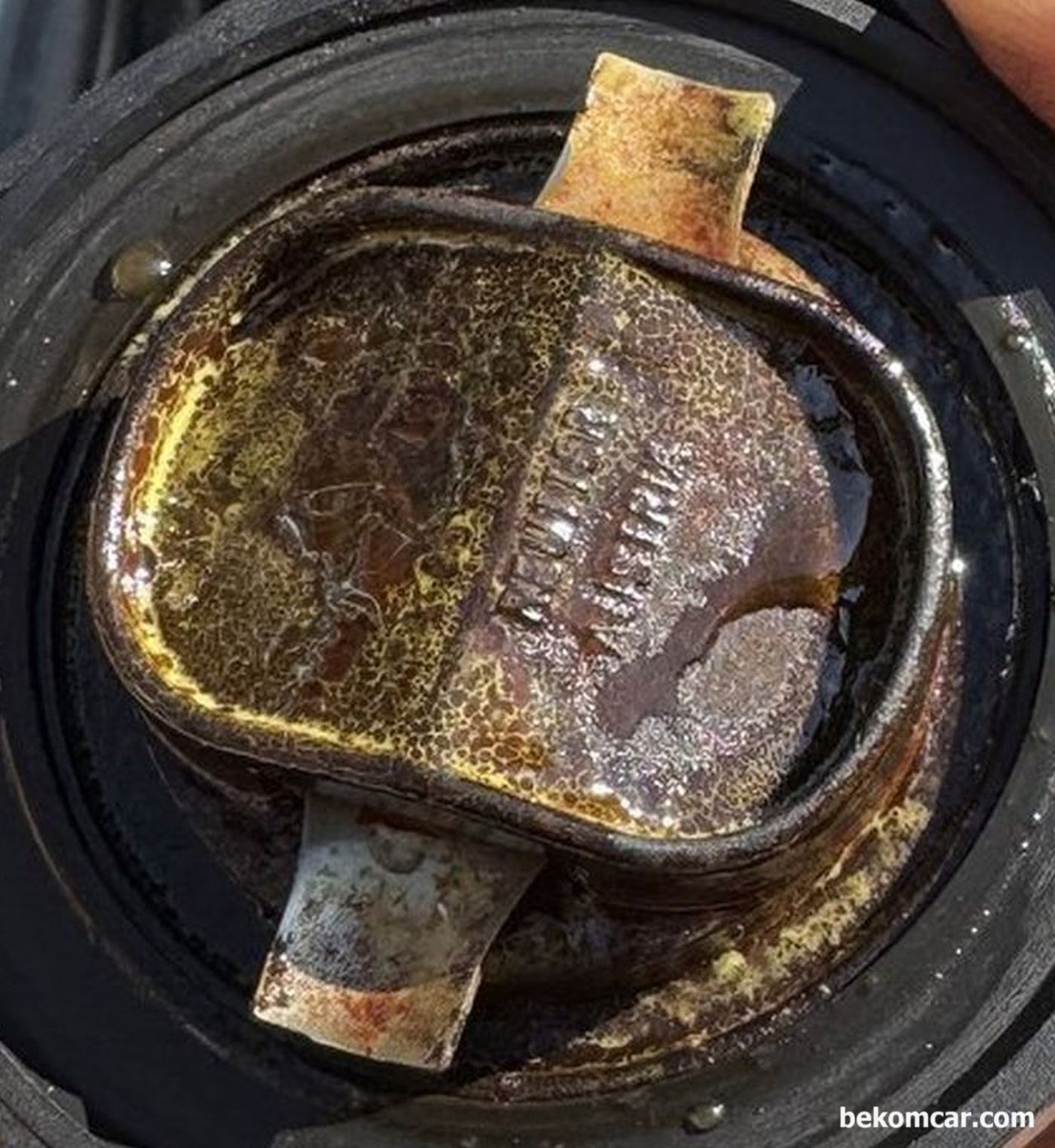 중고차 구입시, 엔진오일 캡 살펴보기 (BMW E39), 엔진오일 주입구 캡 안쪽을 확대하여 점검한다 더 확연하게 단순 엔진오일 뿐아니라 다른 뭔가가 섞여있는것을 알 수 있다. 베콤카 점검 차량은 BMW E39 이다.|贝科姆汽车 (bekomcar)