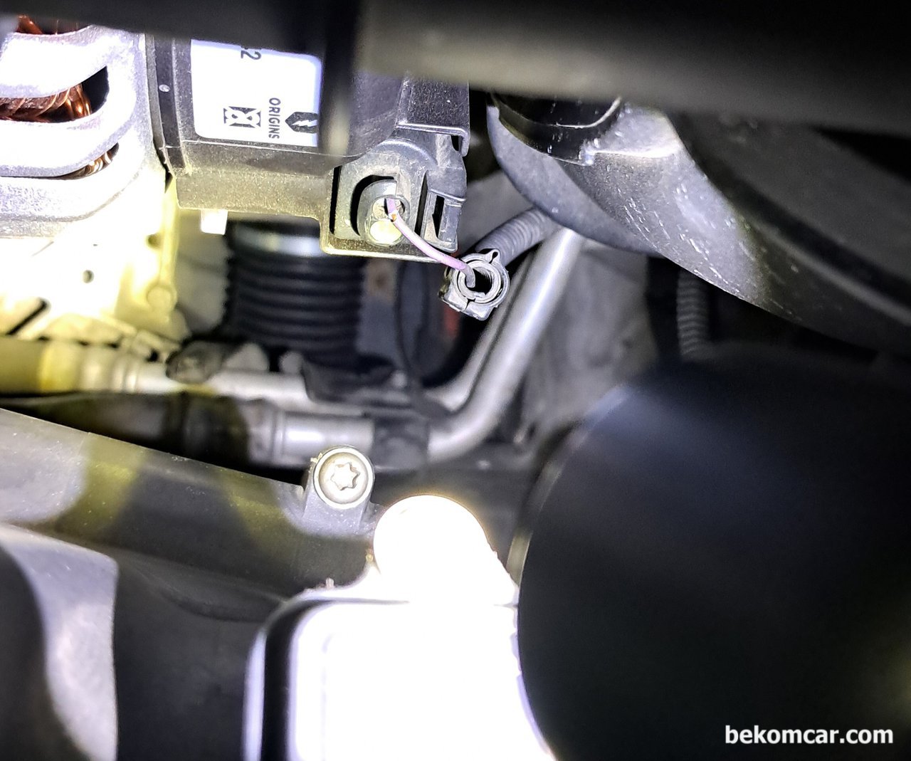 BMW F10 528i 알터네이터 고장진단 (P324E; BMW 210701) 리플전압 측정, BMW F10 528i 발레오 Valeo 443430 알터네이터이 육안점검중에 DME 제어선 상태를 살펴보고 있다. F10 알터네이터 관련 고장코드는 (P324E; BMW 210701) 이다. 스코프로 리플전압 측정결과 리플전압 증폭이 600mV를 넘고 무엇보다 스파이크가 상당히 강하다.|ベコムカー (bekomcar)
