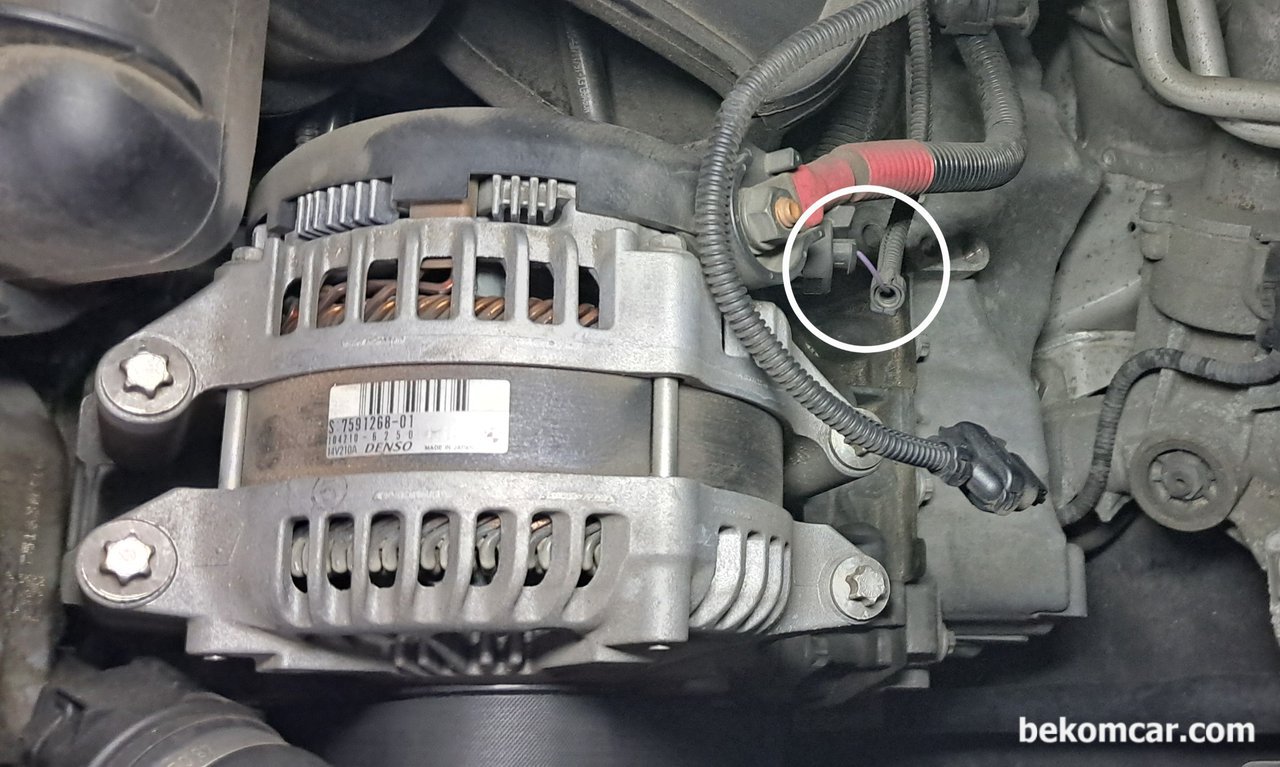 BMW F10 528i 알터네이터 고장진단 (P324E; BMW 210701) 리플전압 측정, BMW F10 528i 순정 알터네이터 이다. 제조사는 DENSO이며 S:7591268-01, 104210-6250, 14V210A 가 주요 스펙이다. 동그라미 부분이 DME와 알터네이터 제어를 위한 LIN 데이터통신 선 이다.|ベコムカー (bekomcar)