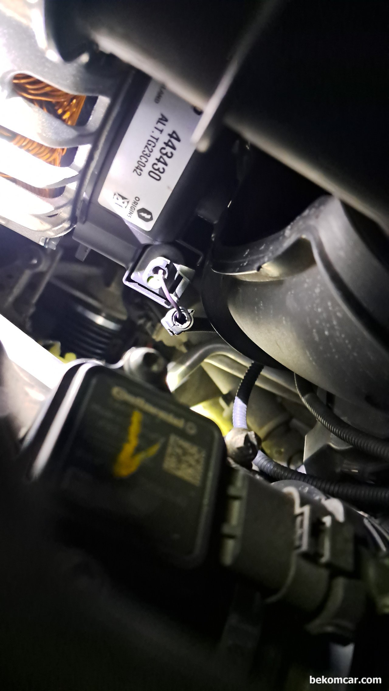 BMW F10 528i 알터네이터 고장진단 (P324E; BMW 210701) 리플전압 측정, BMW F10 528i 알터네이터 고장진단 (P324E; BMW 210701) 과정이다. 알터네이터 육안점검을 한다. DME 알터네이터 통신제어선 피복이 벗겨져 있고, 얼마전에 교환한 알터네이터가 눈에 들어온다. 발레오 Valeo 443430 알터네이터이다.|ベコムカー (bekomcar)