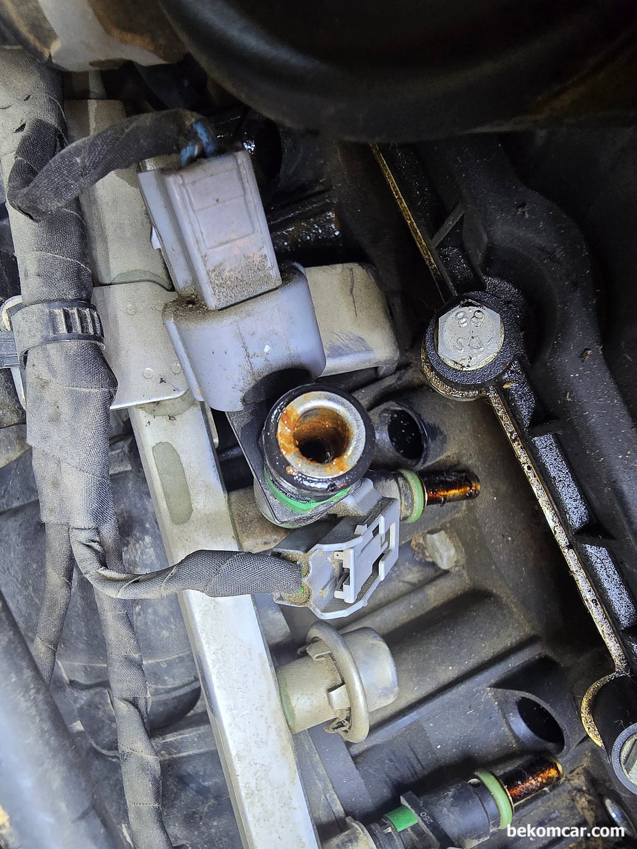 쌍용 KGM티볼리 19년 약 148,000km, A/T 휘발유 1.6L 연료경고등 정비사례, 쌍용 KGM티볼리 19년 약 148,000km, A/T 휘발유 1.6L 연료경고등 관련 진단 정비과정이다. 인젝터 부분도 부식이 발견된다. 연료에 포함된 수분이 인젝터 부식의 원인이다. 정비사례제공: 쓰리민 신요섭/ 자정공|贝科姆汽车 (bekomcar)