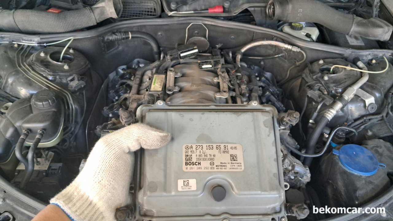 2008년 메르세데스 벤츠 S550 V8 ECU & 연료공급 간헐적 이상증상 진단기록, 2008년 메르세데스 벤츠 S550 V8 ECU & 연료공급 간헐적 이상증상 진단기록이다. ㄴS550 엔진룸 상단에 있는 ECU 이다. ECU정보는 A 273 153 65 91 이며 보쉬 BOSCH사가 제작하여 메르세덴스 벤츠에 공급한것이다.|bekomcar.com