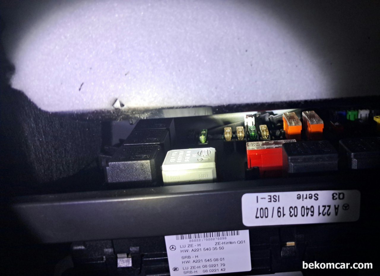 2008년 메르세데스 벤츠 S550 V8 ECU & 연료공급 간헐적 이상증상 진단기록, 2008년 메르세데스 벤츠 S550 V8 트렁크 중앙에 있는 휴즈박스이다. 차량의 주요ECU 제어 및 보호에 필요한 각 종 릴레이와 휴즈가 위치해 있다. 물론 이러한 휴즈박스는 여러곳에 있다. 시동지연과 관련된 릴레이 휴즈중 일부는 트렁크 중앙에 있다. 2열시트 암 레스트에서 접근하는것이 더 좋다.|bekomcar.com