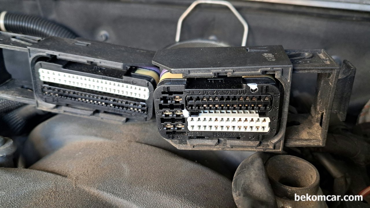 2008년 메르세데스 벤츠 S550 V8 ECU & 연료공급 간헐적 이상증상 진단기록, 2008년 메르세데스 벤츠 S550 V8 ECU컴퓨터 부품번호 A 273 153 65 91의 핀 배열이다. ECU에서 케이브를 분리한 상태이다. 2개의 섹션으로 분리되어있다. ECU 점검시 ECU터미널 핀 정보는 꼭 회로도를 참고해야 한다.|bekomcar.com