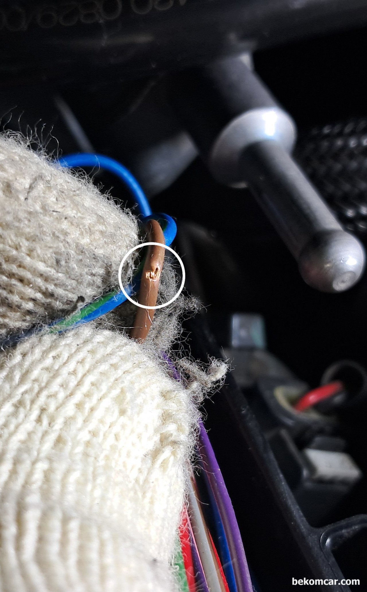 자동차정비시 ECU 포함 회로테스팅시 하네스 손상없게 해야, 메르세데스 벤츠 GLC220D, 고장코드 진단중 하네스 배선 피복이 손상된것이 발견된다. 위치에 따라서 쇼트가능성이 높다. 테스트 라이트 탐침봉으로 막 찔러서 발생한 경우이다.|베콤카 차량정밀진단