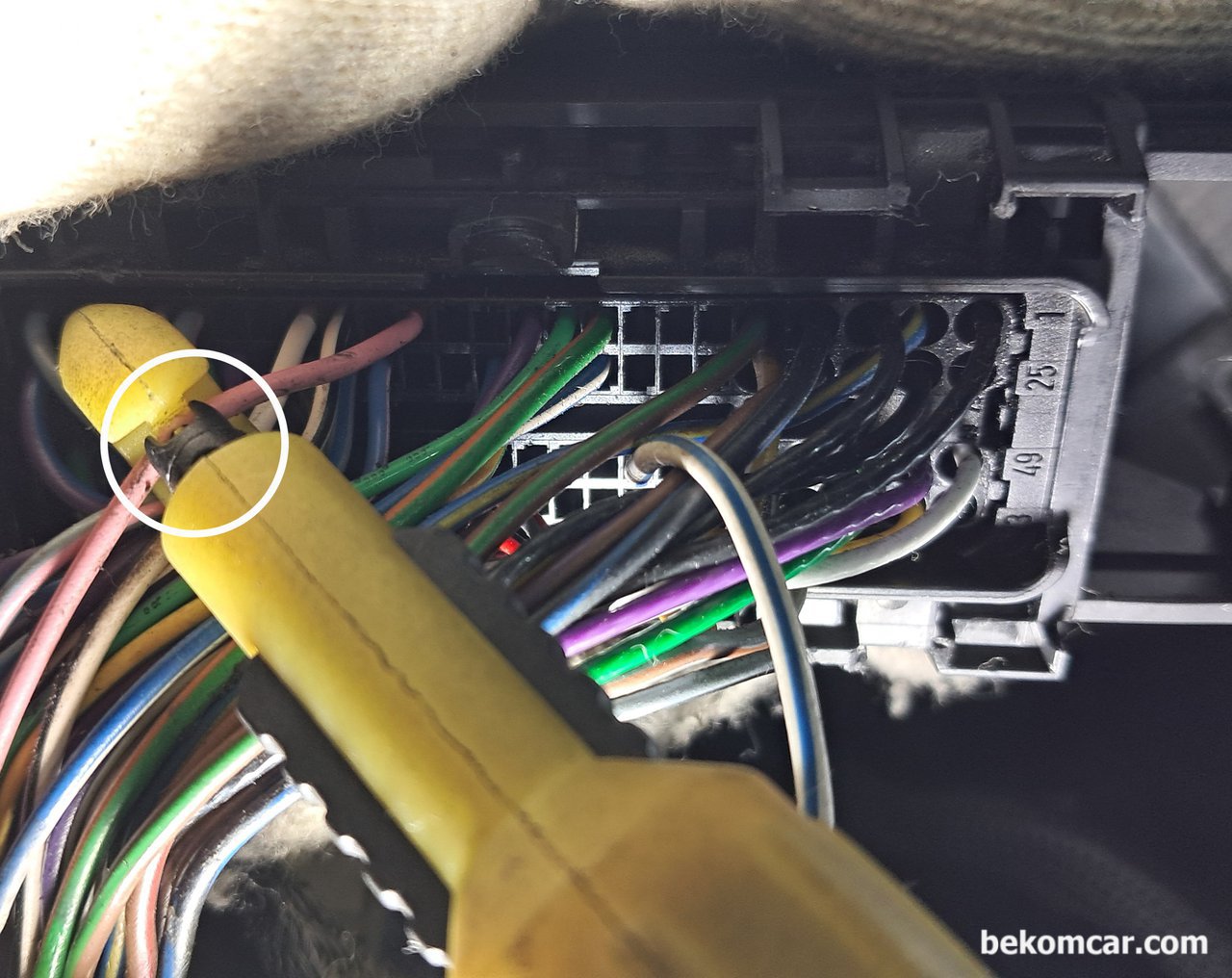 자동차정비시 ECU 포함 회로테스팅시 하네스 손상없게 해야, 메르세데스 벤츠 S550 ECU (ME)에 피어싱 프로빙을 한 경우이다. 프로빙 팁 정 가운데에 선을 잘 배치하여 Knob을 살 살 돌려서 접촉이 되는순간 중지하면 된다. 이런경우 실제로 피어싱 부분의 손상이 사실상 없다.|베콤카 차량정밀진단